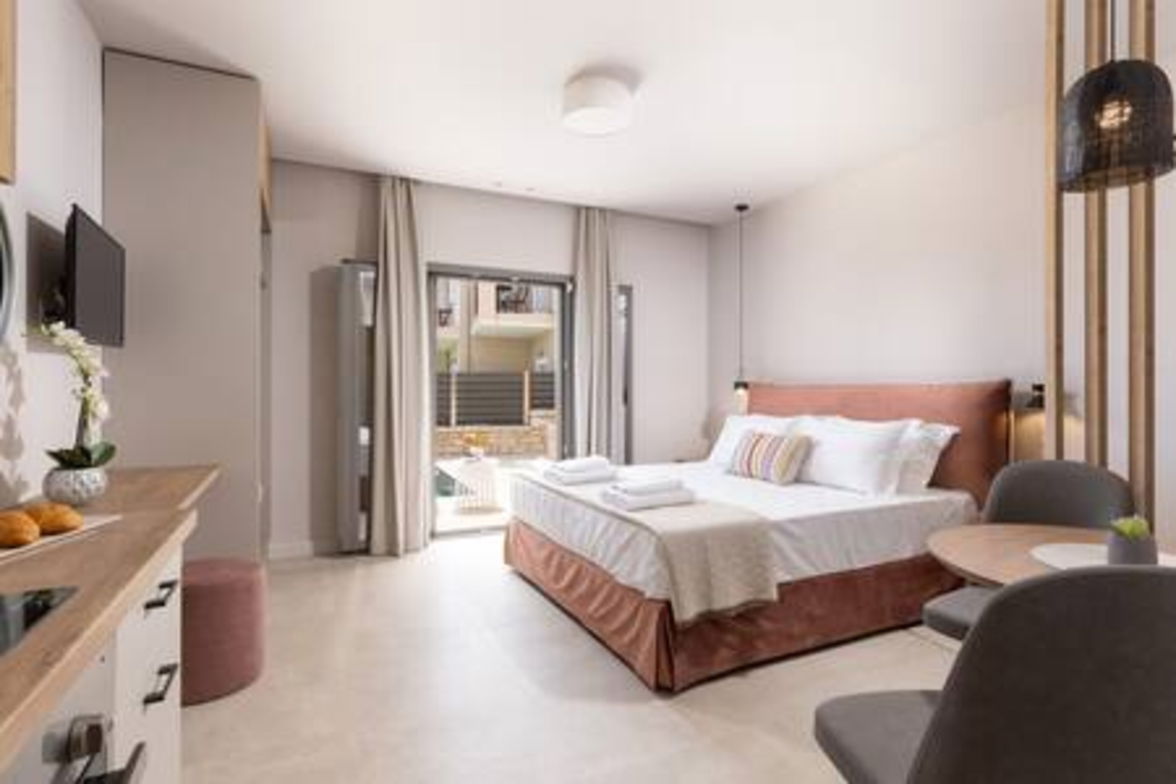 Onore Elegant suite & pool | Dasia