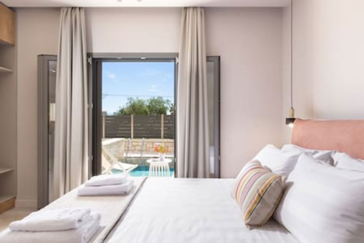 Onore Elegant suite & pool | Dasia