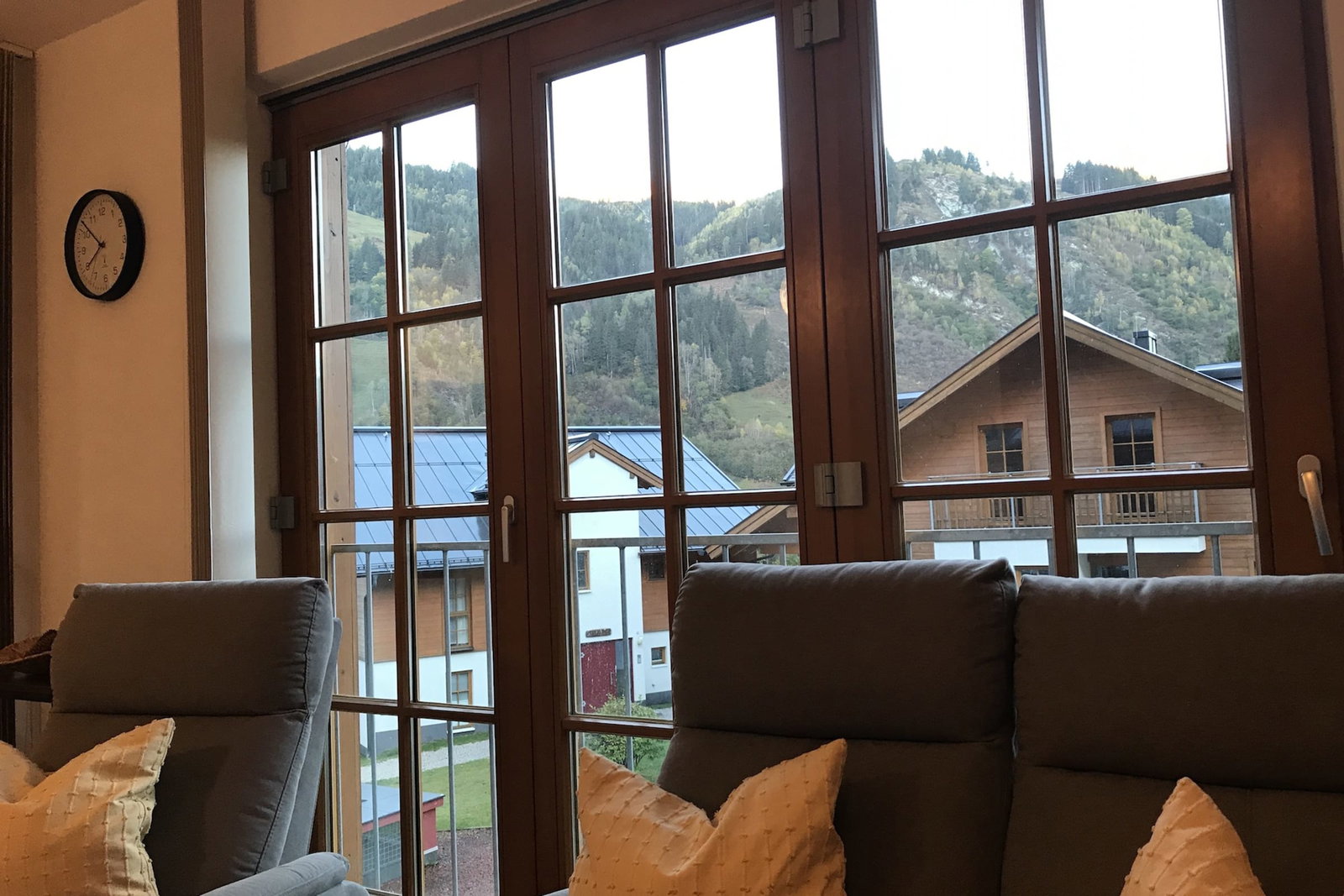 Christina 6 - Comfortable 2nd floor Apartment close to the Gondola and Spa