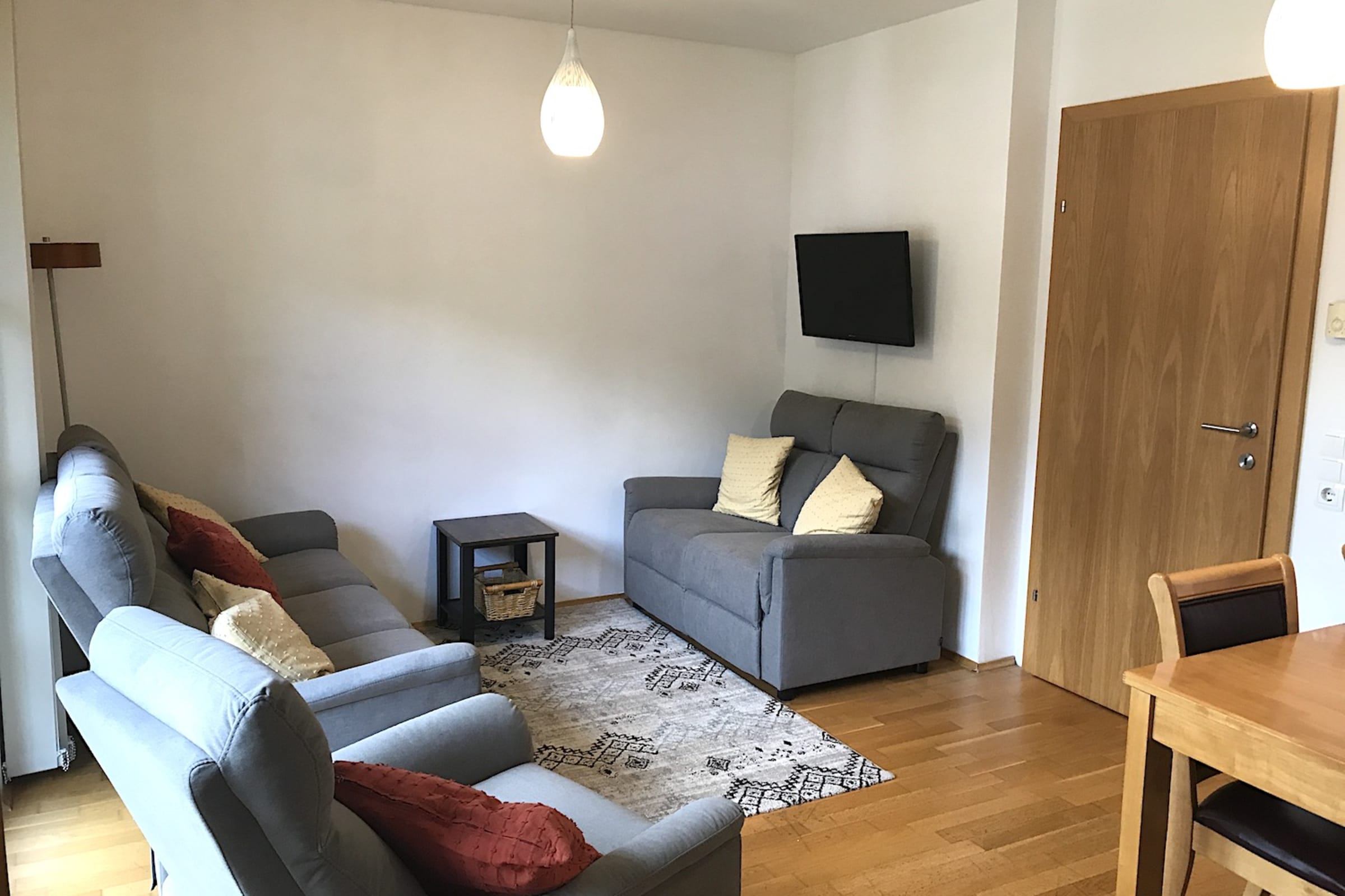 Christina 6 - Comfortable 2nd floor Apartment close to the Gondola and Spa