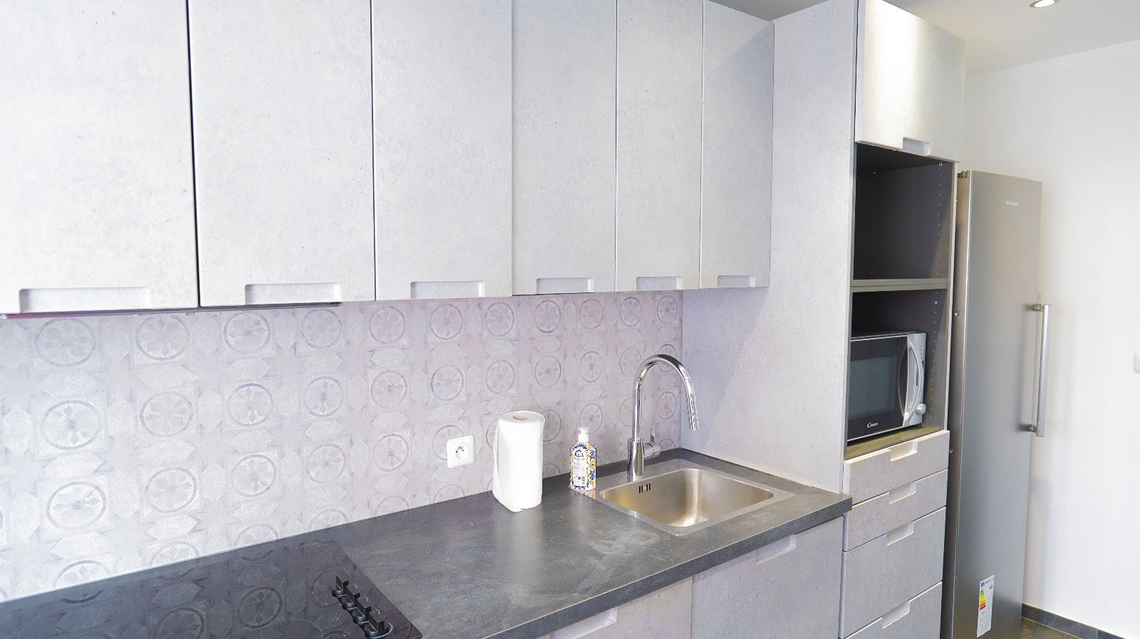 Espace de rangement pratique avec tous les ustensiles de cuisine