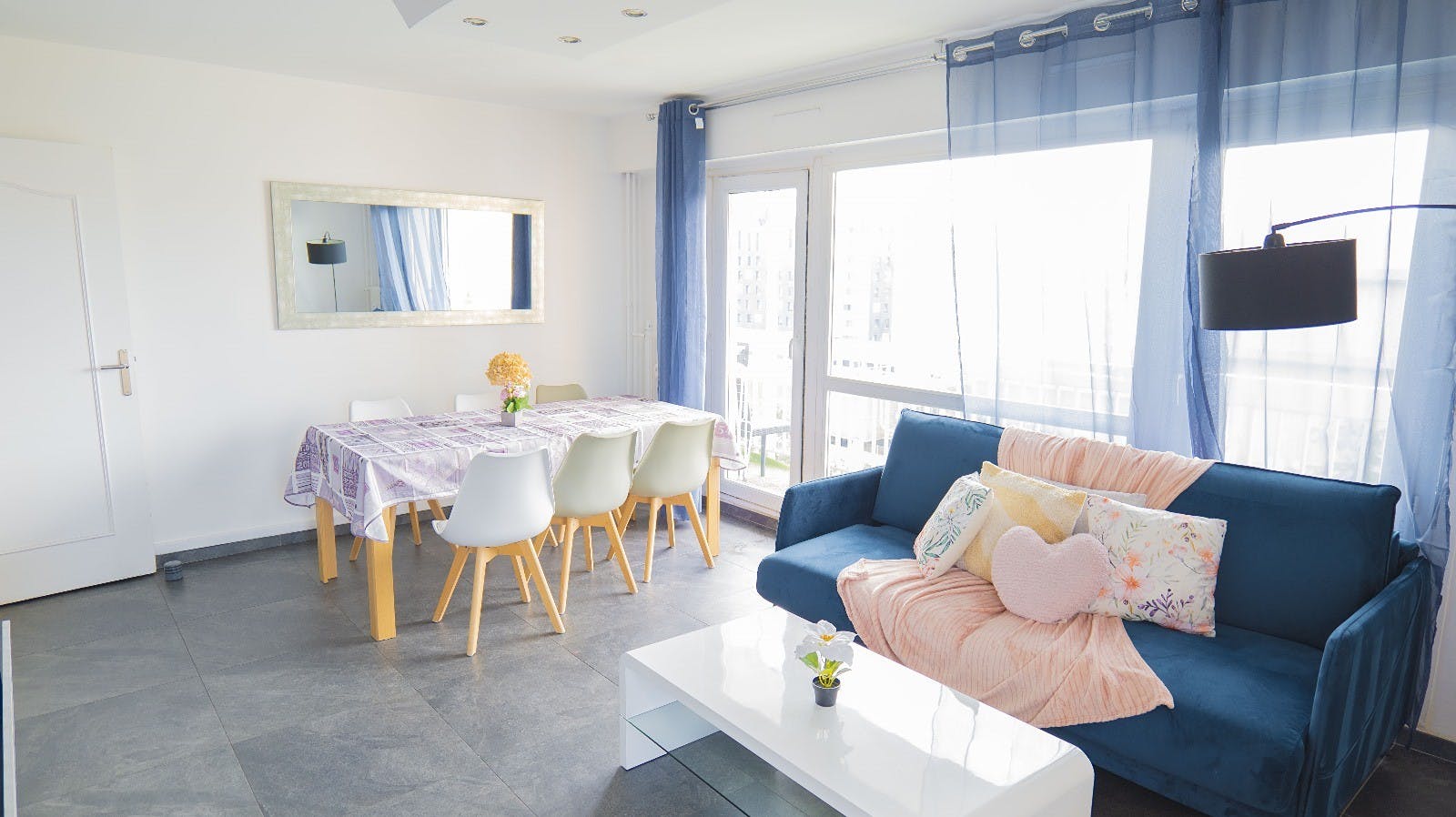 Baigné de lumière naturelle grâce à ses grandes fenêtres, ce séjour spacieux et convivial invite à la détente. Imaginez-vous partager un repas entre amis ou en famille autour de la table à manger, avant de vous relaxer sur le canapé face à la ville.