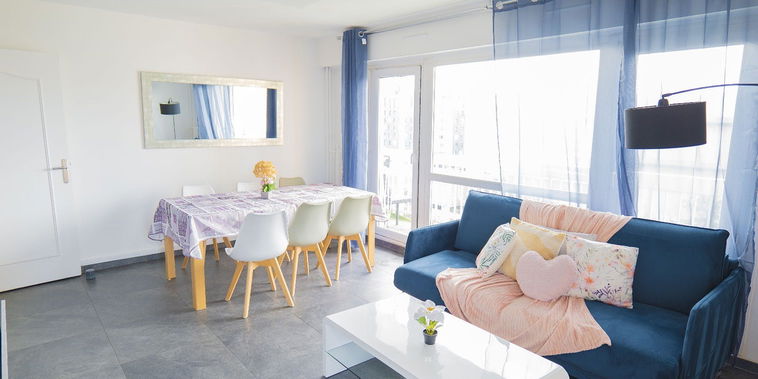 Baigné de lumière naturelle grâce à ses grandes fenêtres, ce séjour spacieux et convivial invite à la détente. Imaginez-vous partager un repas entre amis ou en famille autour de la table à manger, avant de vous relaxer sur le canapé face à la ville.