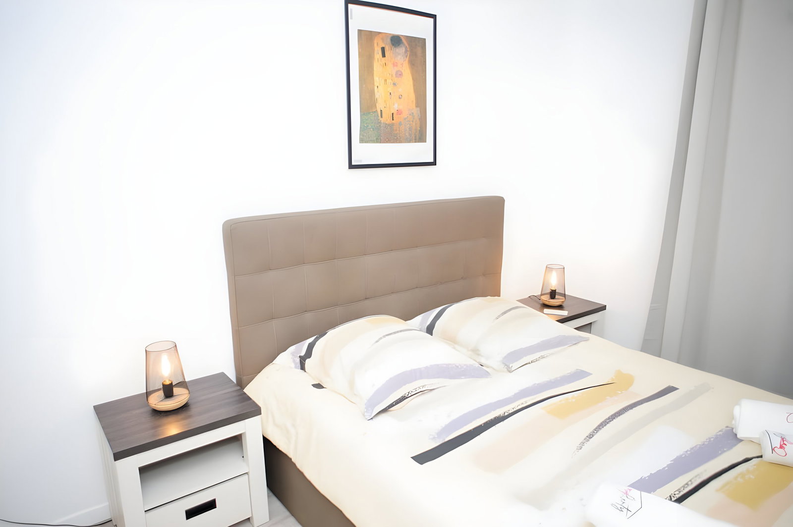 This comfortable and spacious room is ideal for a couple or family with a child. The double bed is very comfortable and the storage wardrobe has plenty of space to store your belongings
