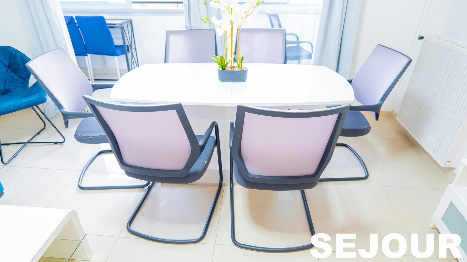 Espace repas avec chaises larges et  confortablesau  design italien adaptées au travail et aux repas en groupe
