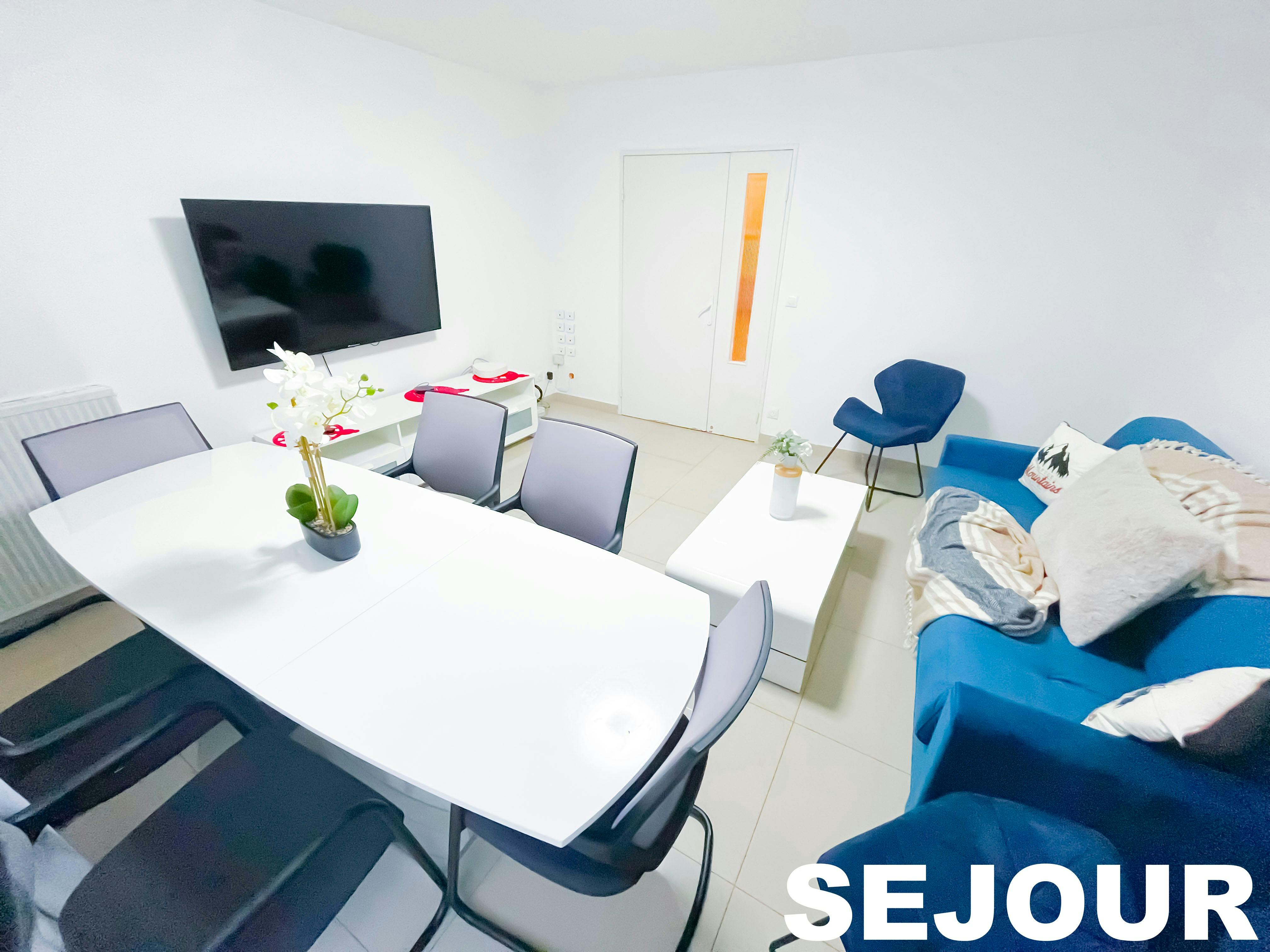 Vue d'ensemble de l'espace repas avec TV HD 58 cm