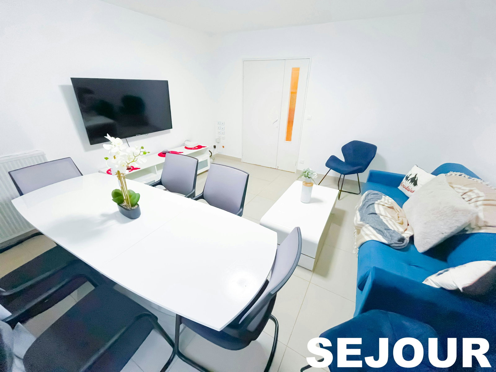 Vue d'ensemble de l'espace repas avec TV HD 58 cm