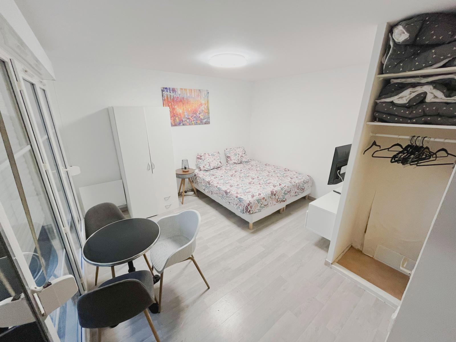 Studio moderne avec terrasse et parking – proche Paris