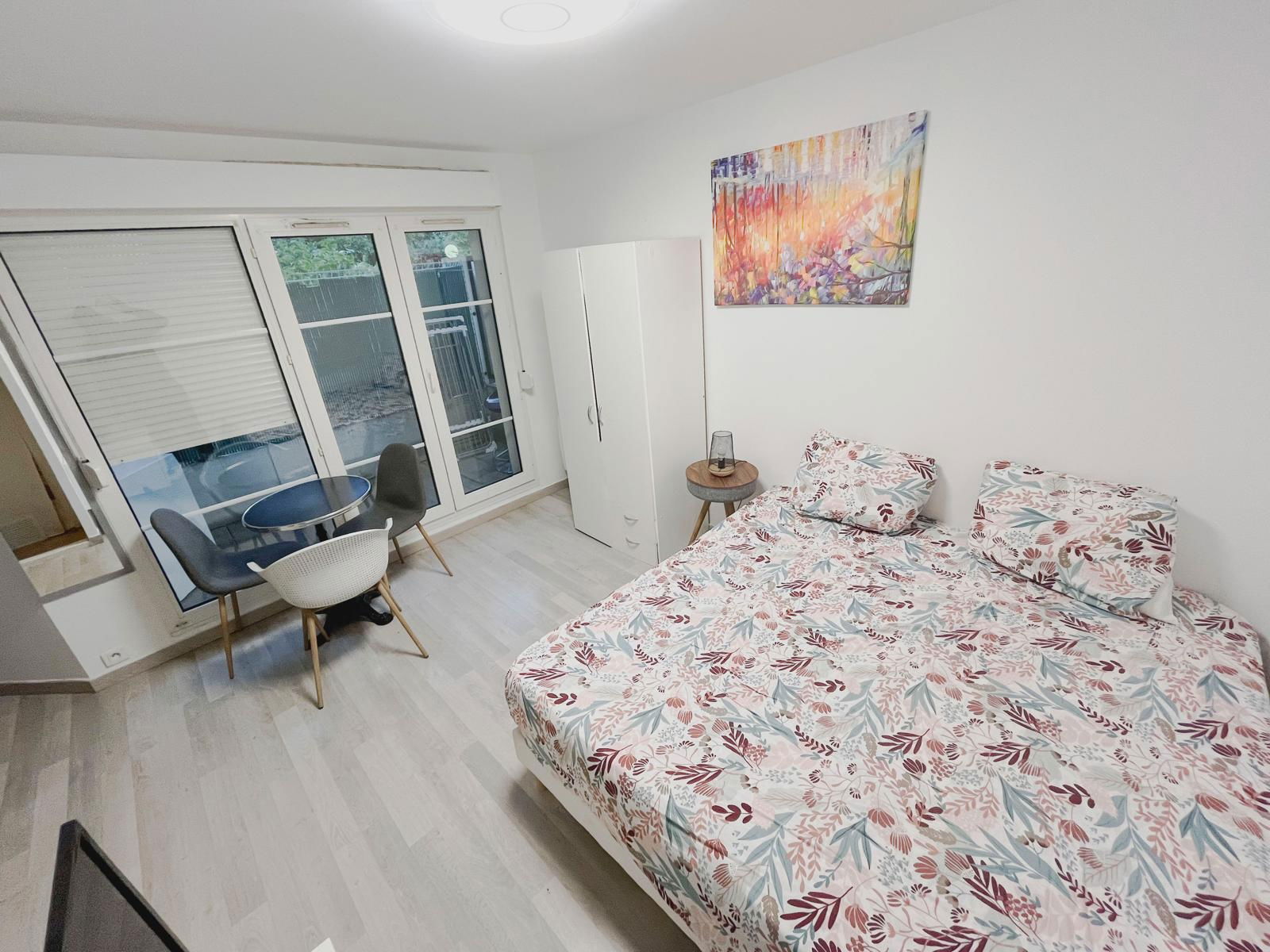 Studio moderne avec terrasse et parking – proche Paris