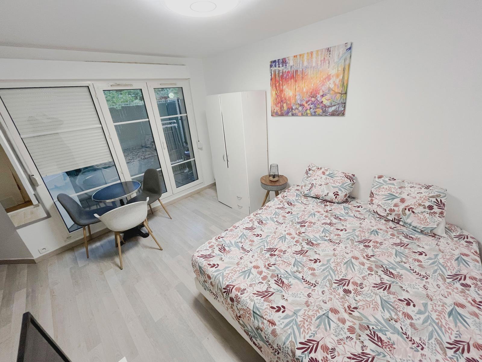 Studio moderne avec terrasse et parking – proche Paris