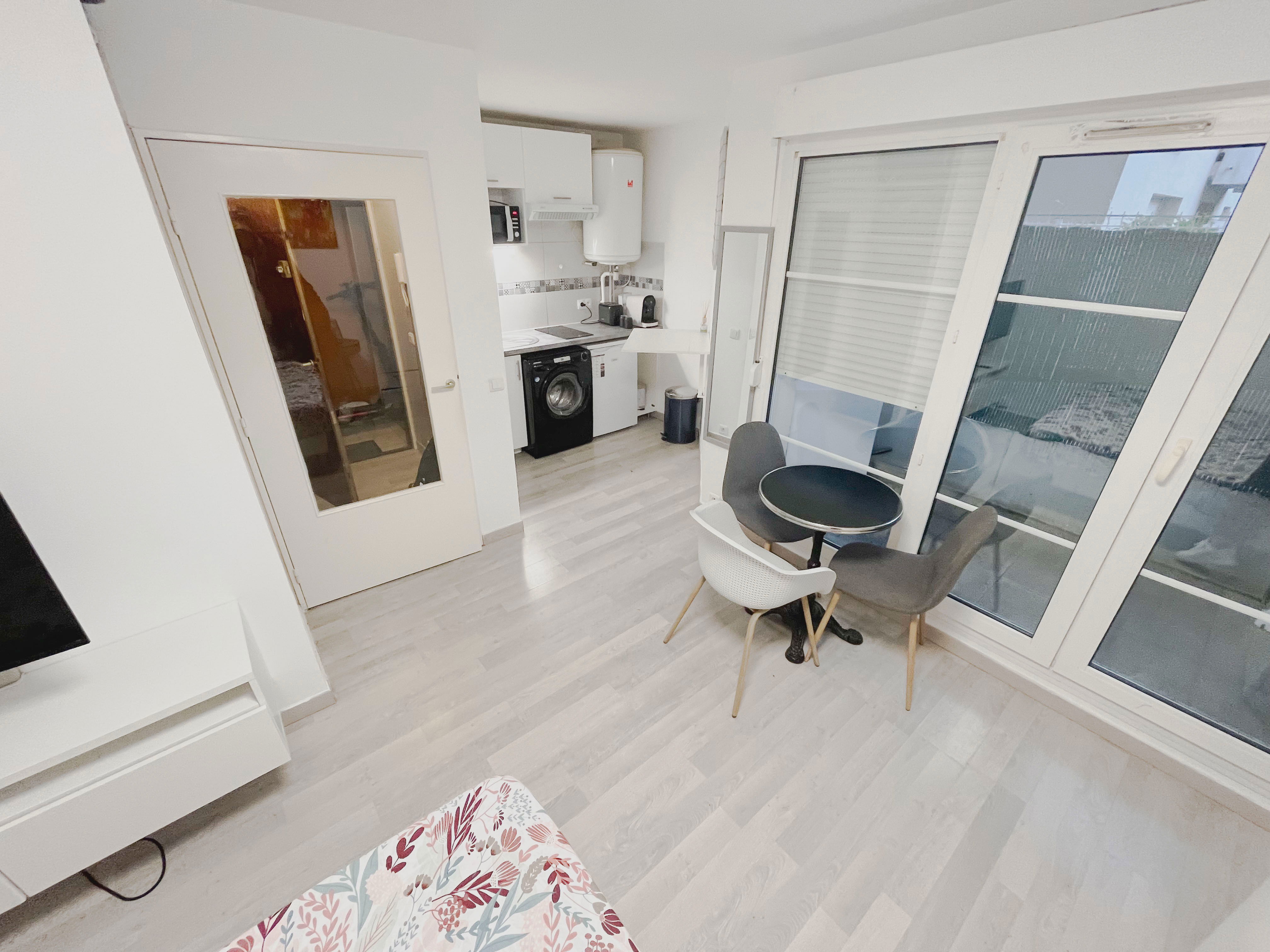 Studio moderne avec terrasse et parking – proche Paris