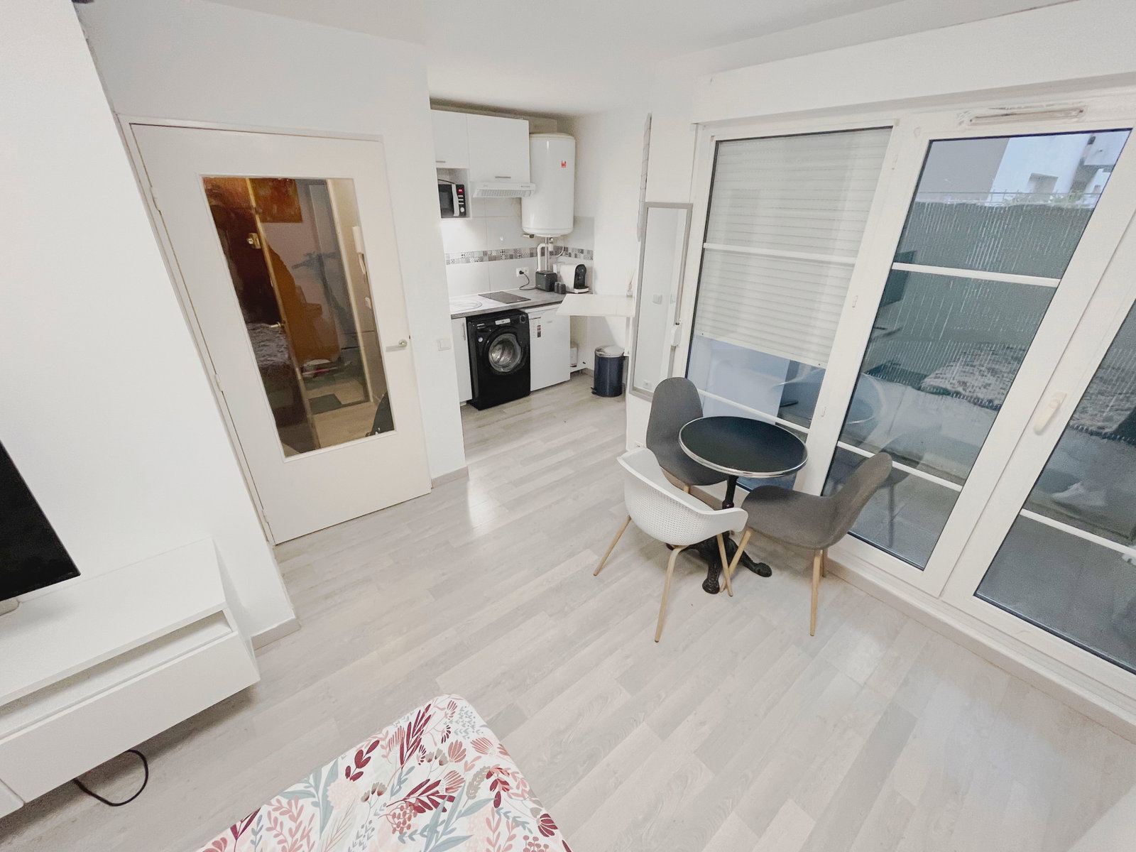 Studio moderne avec terrasse et parking – proche Paris