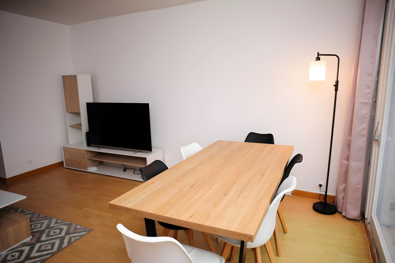 Dining area image 4