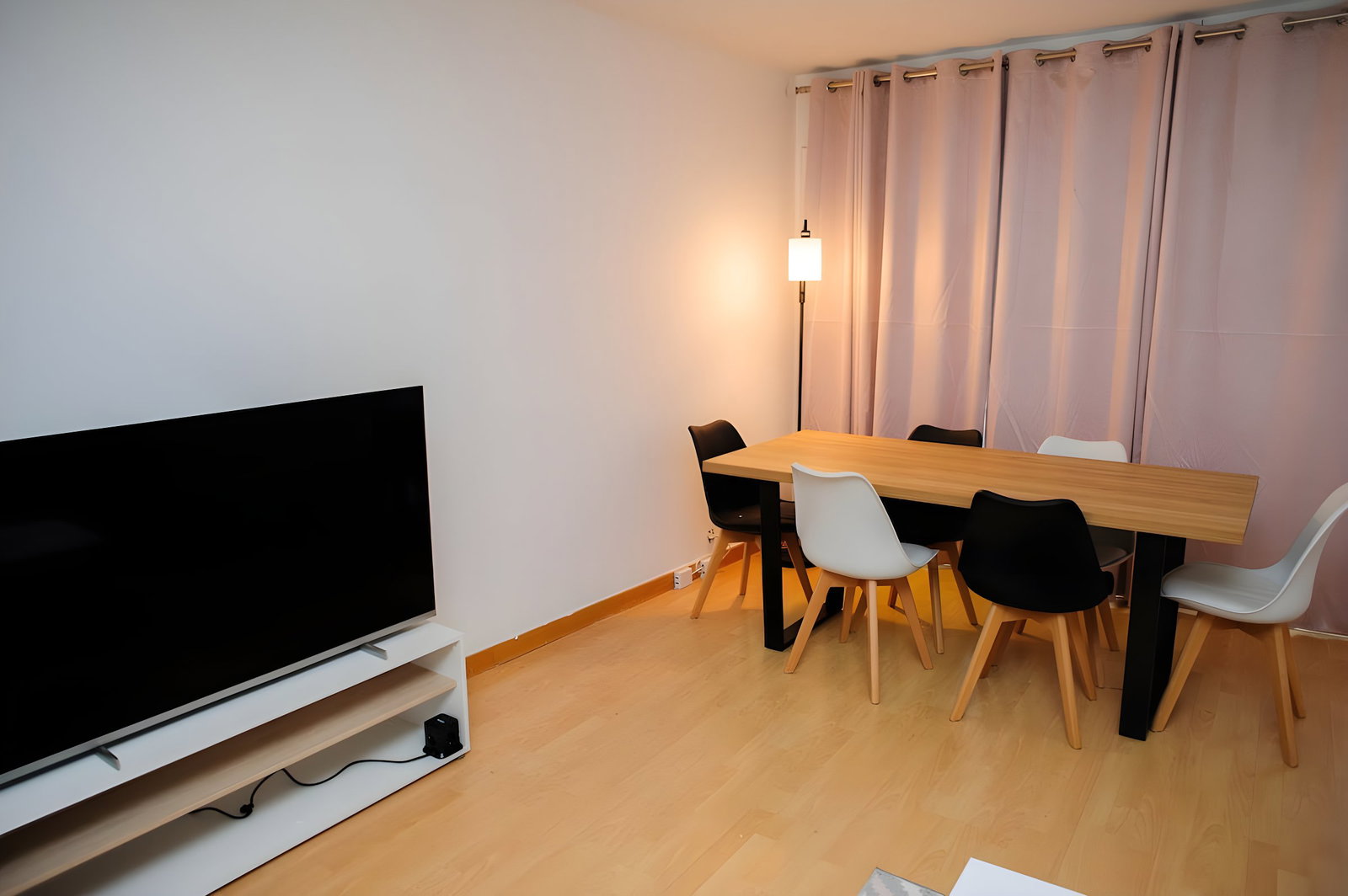 Dining area image 1
