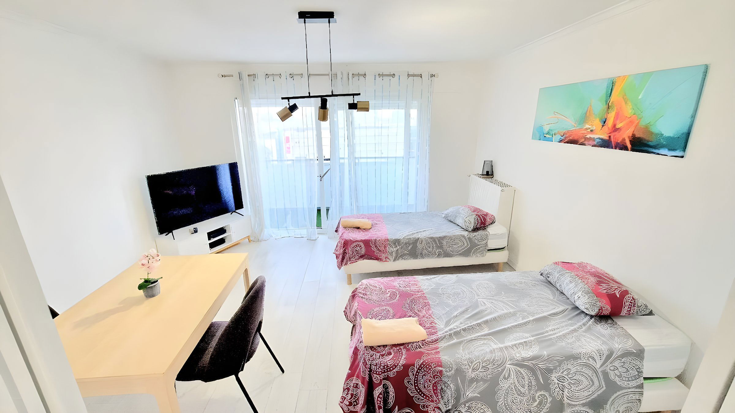 Flexible living room in large double bedroom with balcony 