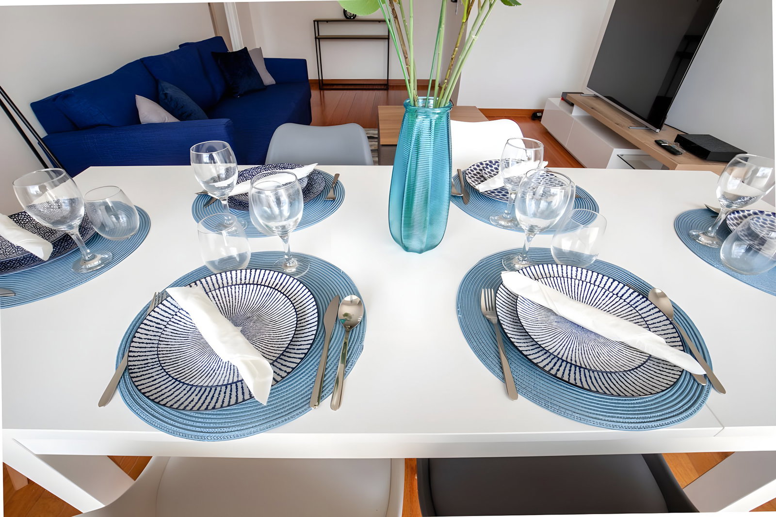 Spacious dining table: Share convivial meals with family or friends (# SalleAManger#Friendliness)