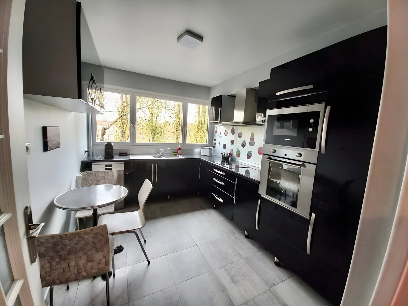 Beautiful fully equipped kitchen with real French bistro table 