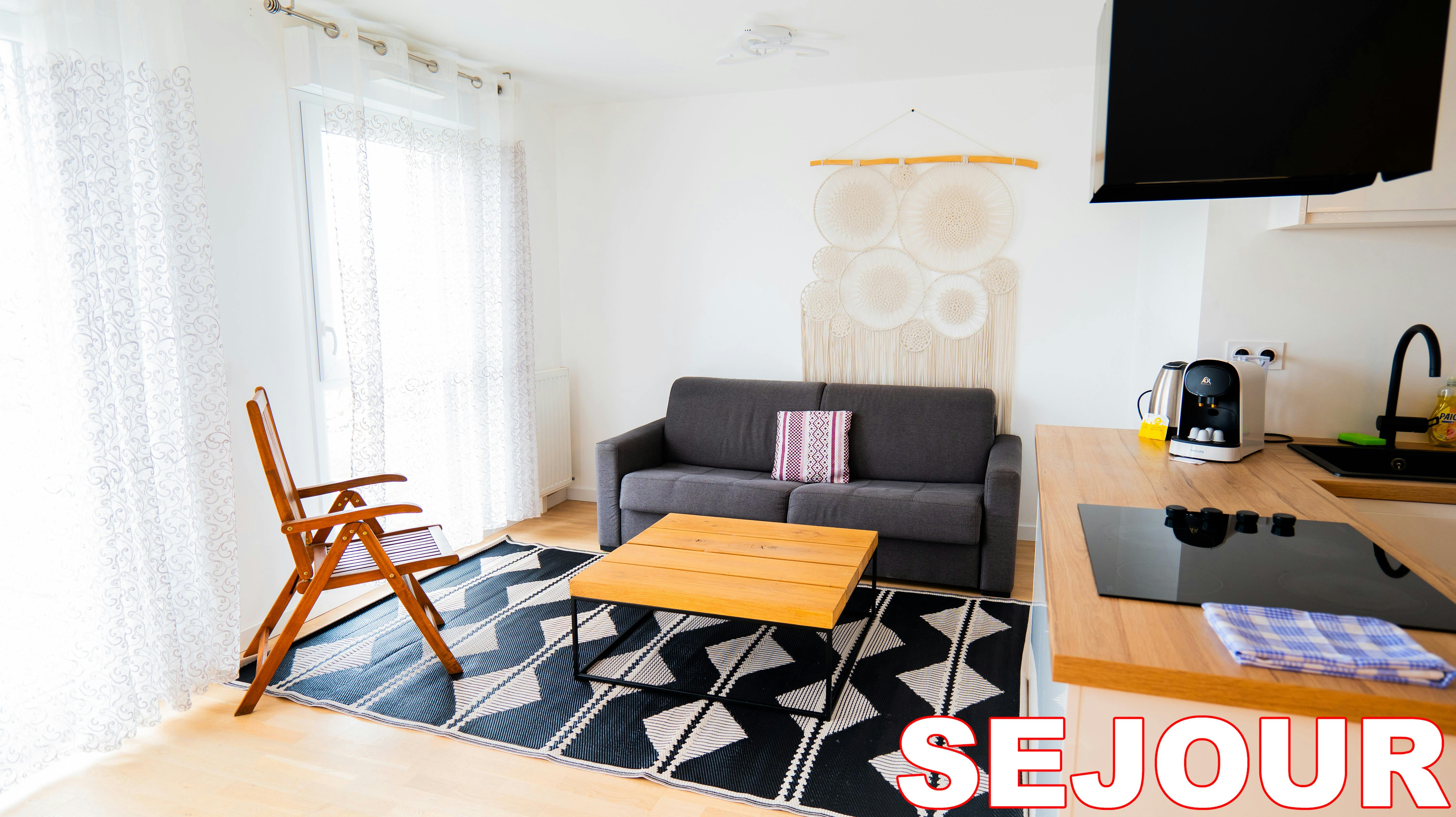 Un séjour lumineux et moderne pour vous détendre après une longue journée