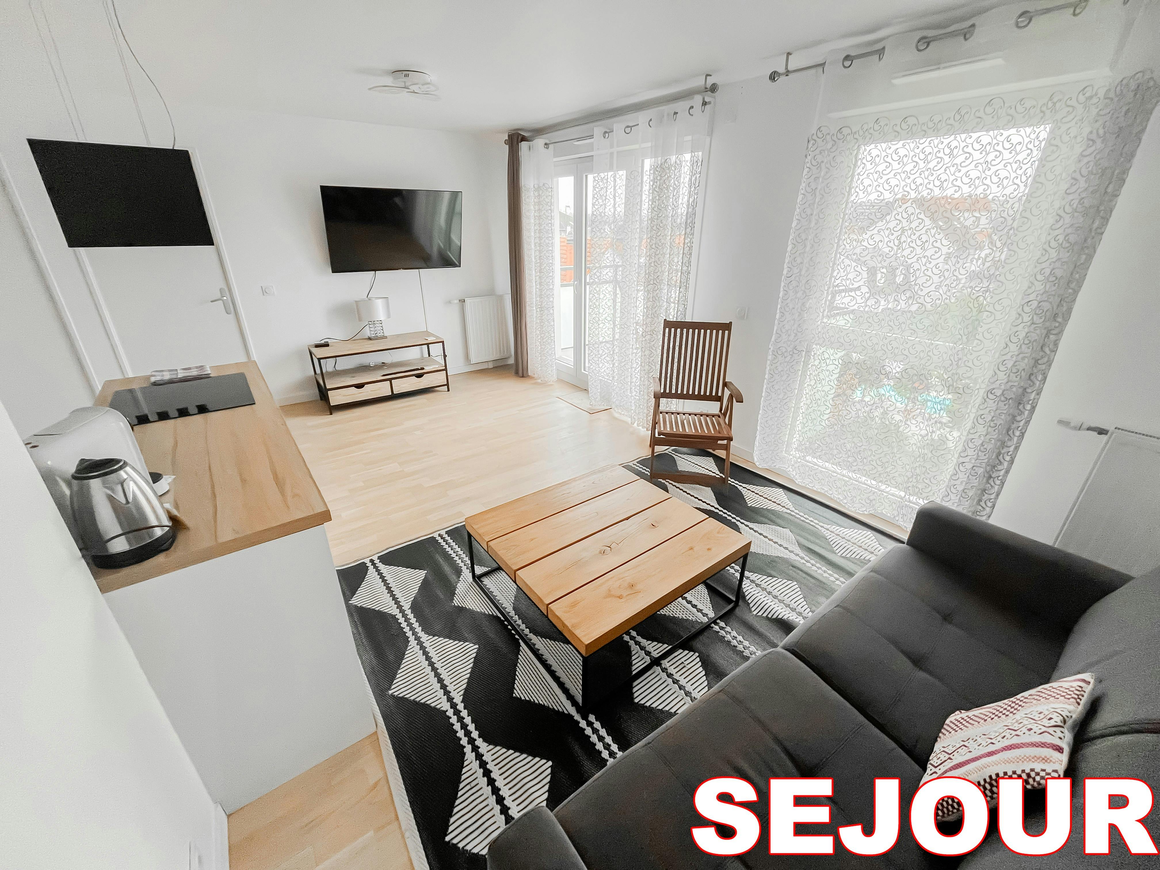 Baigné de lumière naturelle, ce séjour invite à la détente avec son ambiance moderne et épurée.