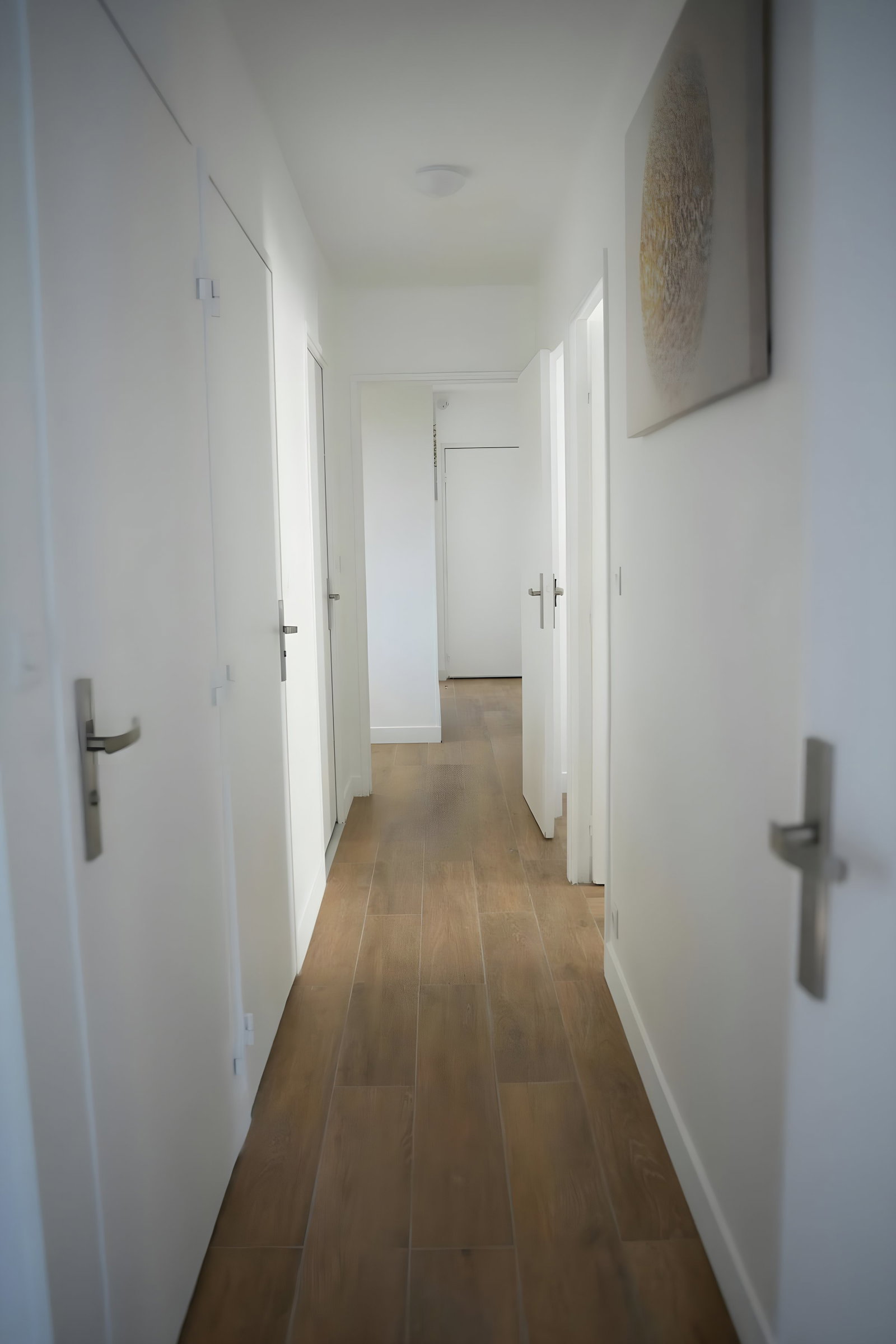 Walk through an airy and lit hallway, offering a feeling of space throughout your trip. #Bright Expensive #EspaceFluide #AmbianceSereine.