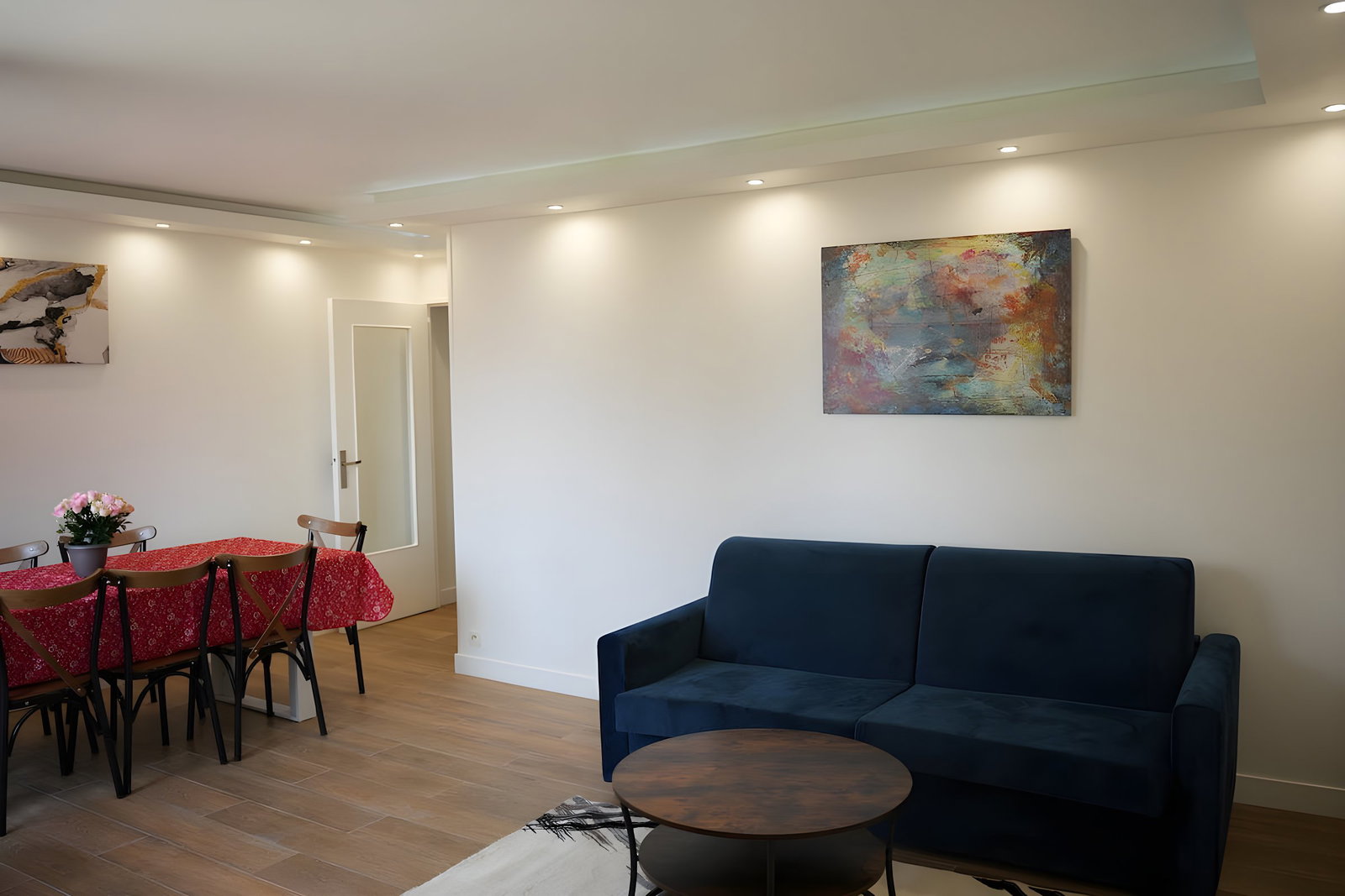 Immerse yourself in a cozy and welcoming living room, perfect for unforgettable moments of relaxation. #CornerDétente #AmbianceChaleuse #ComfortSalon.