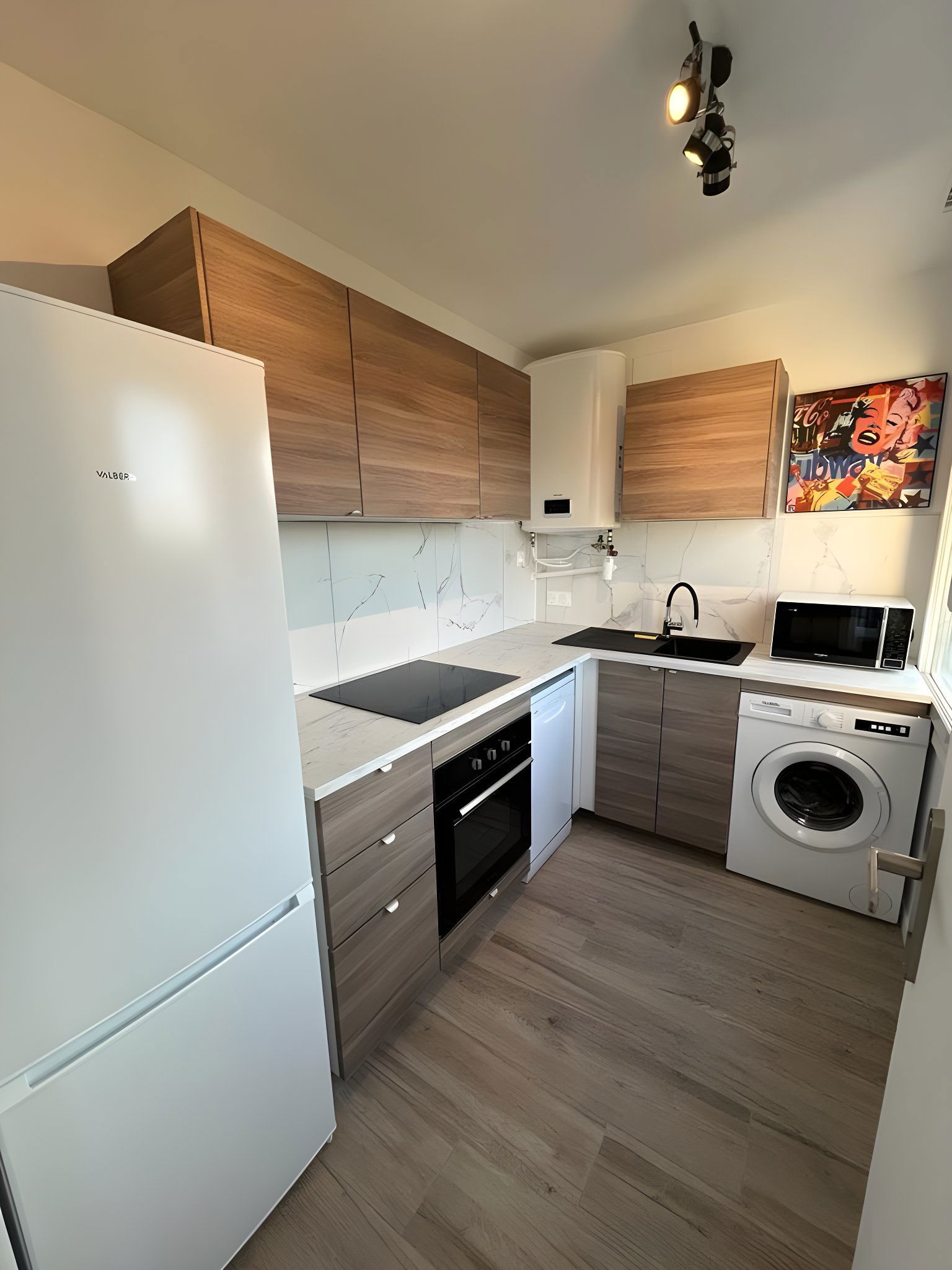 Fully equipped kitchen: fridge, freezer, stovetop, oven, washing machine, microwave, coffee maker & kettle