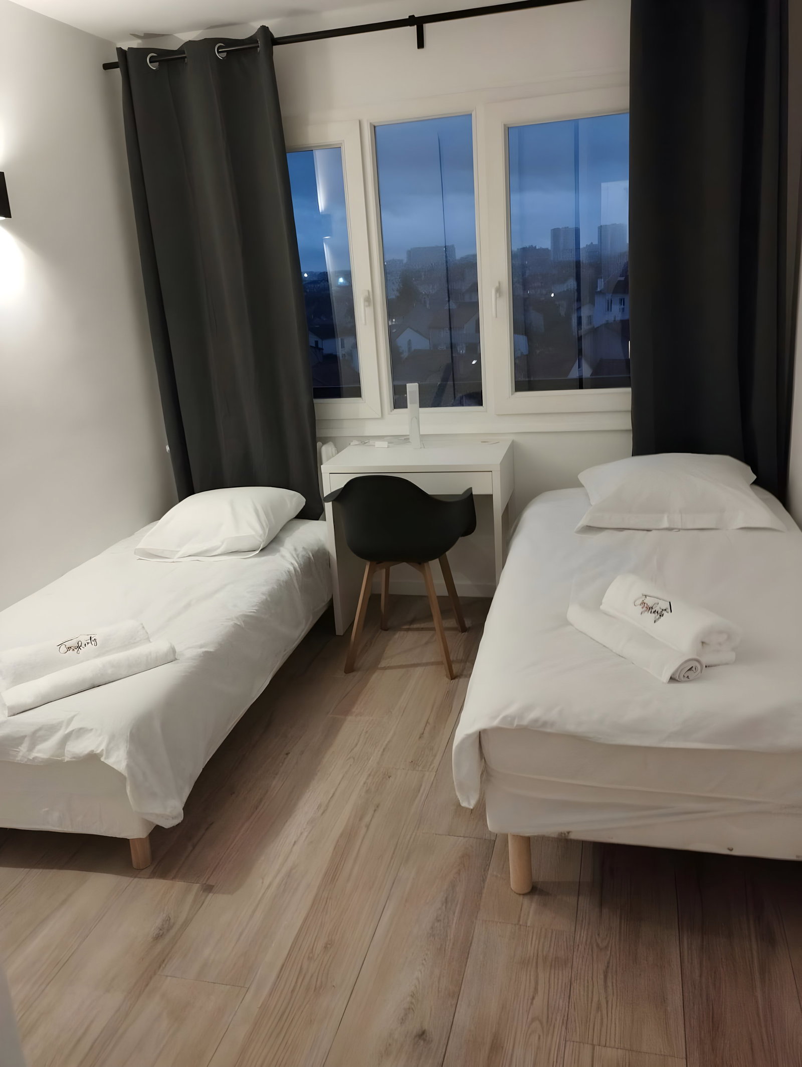 Bedroom with 2 Single beds & desk