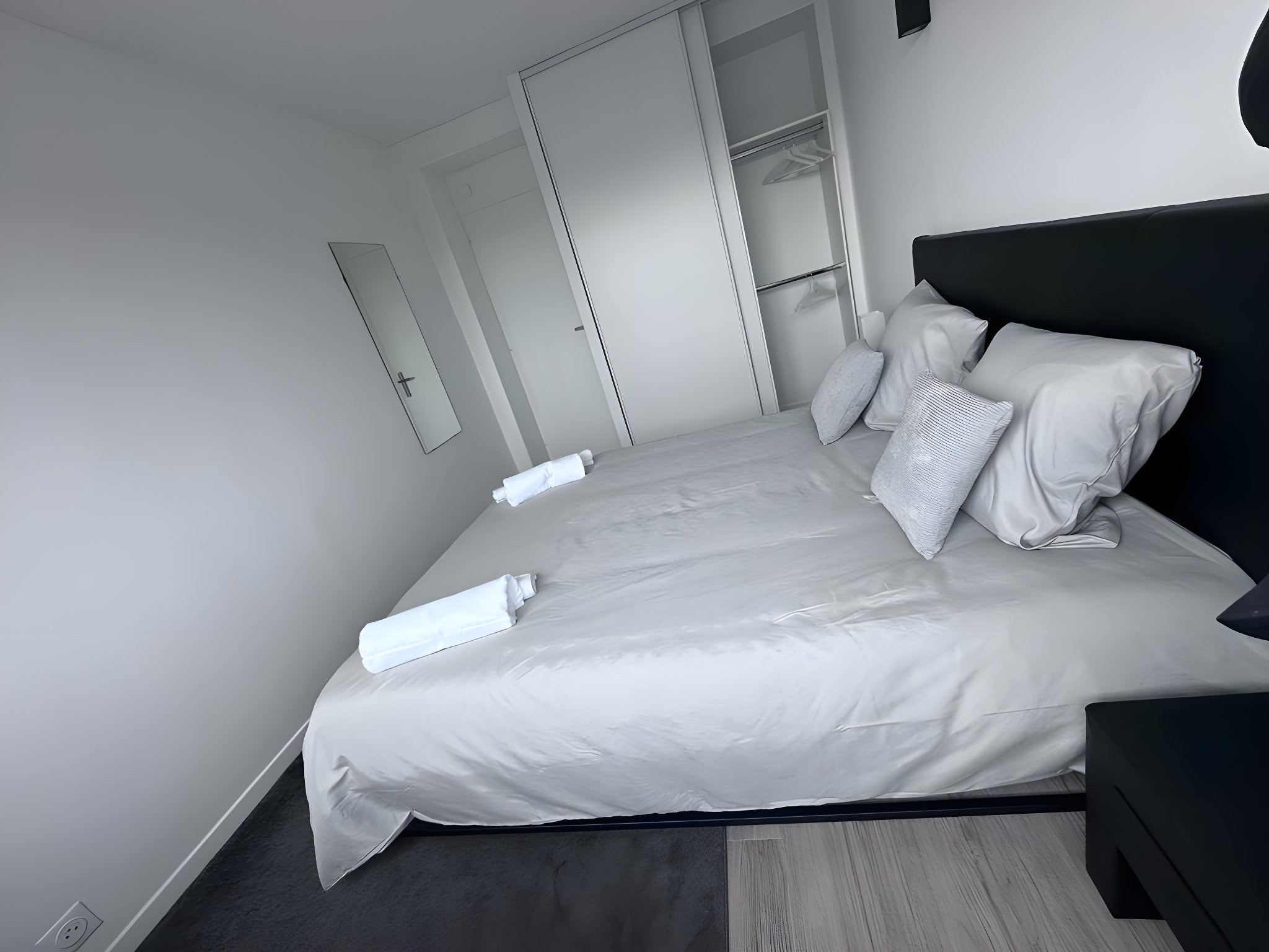 Double bed: sheets & towels provided