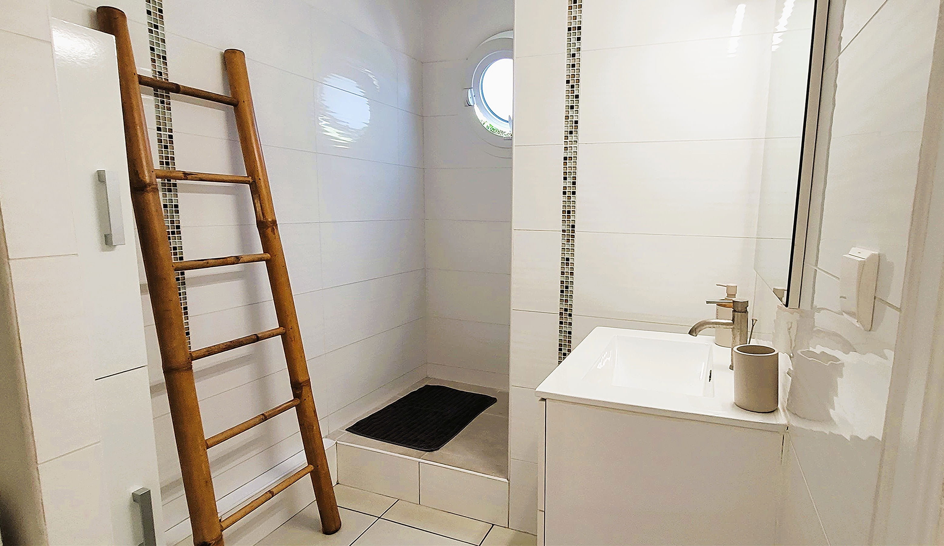 Salle d'eau pratique
Notre salle de bain est équipée d'une échelle en bambou pour suspendre vos serviettes et d'une machine à laver pour votre confort, vous permettant de voyager léger.