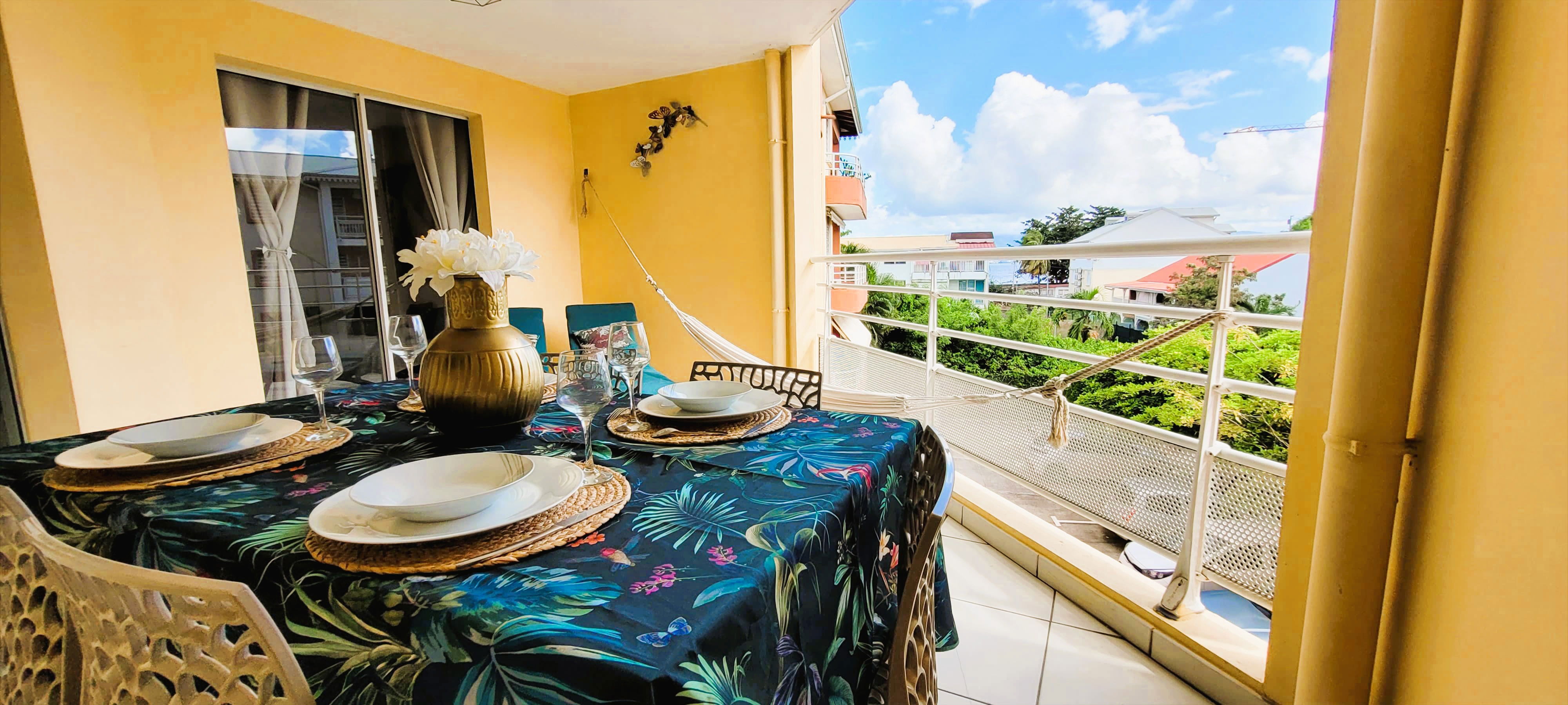 Votre balcon avec vue
Profitez de notre balcon spacieux de 17 m² offrant une petite vue sur la mer des Caraïbes. Idéal pour vous prélasser sur les bains de soleil ou partager un repas en famille grâce à la table et ses 6 chaises. Un véritable espace de vie en extérieur, sous le doux climat de la Martinique!