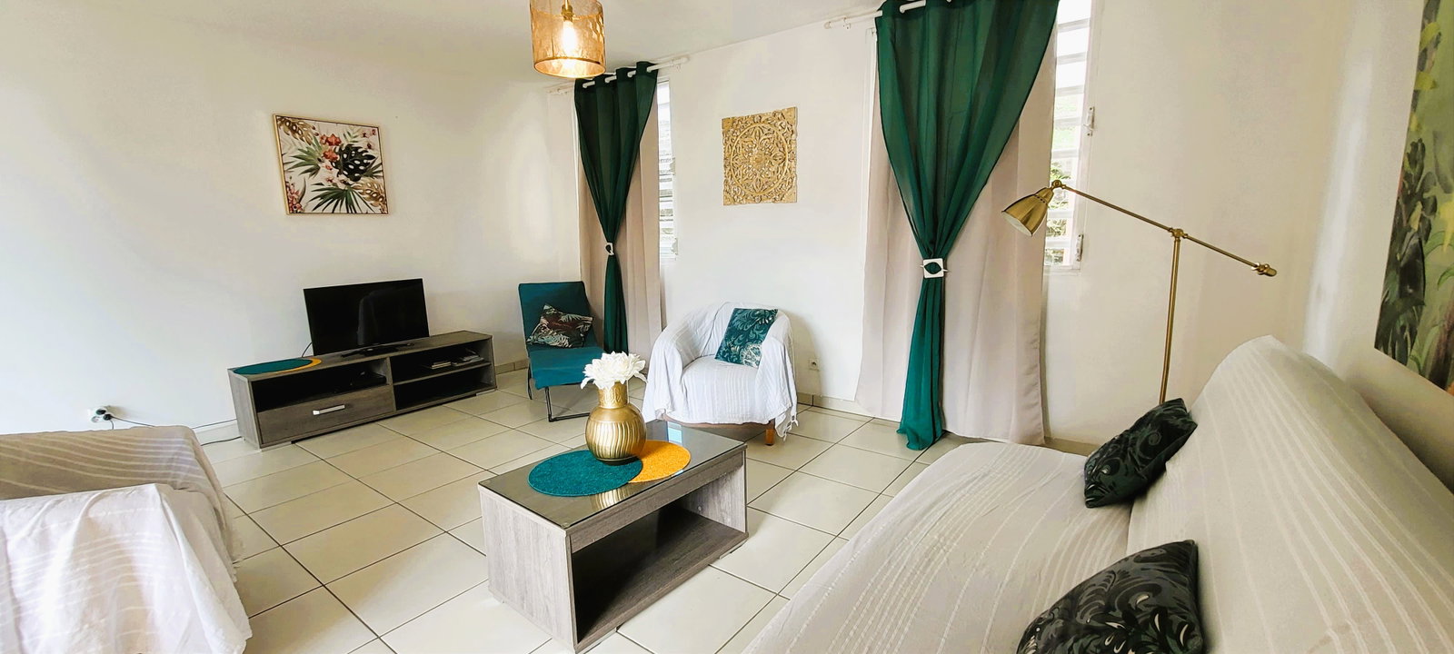 Votre salon confortable
Détendez-vous dans le salon avec TV connectée 60 cm, Wi-Fi et ventilateur. Profitez de l'accès direct au balcon pour des moments de pure détente.