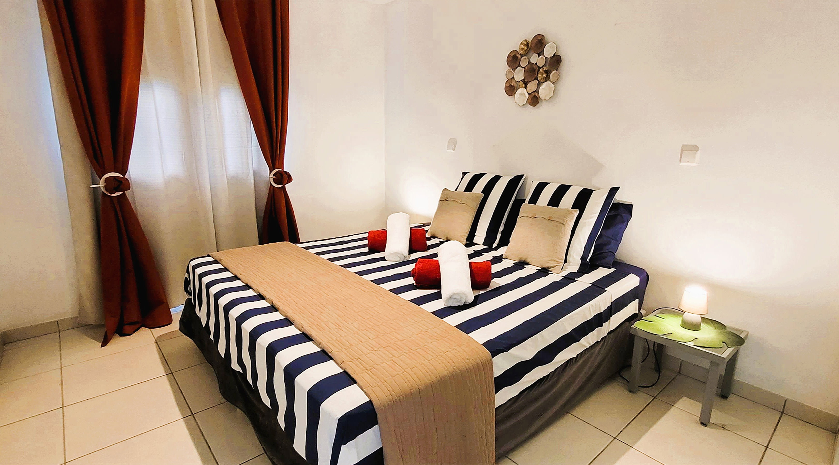 Chambre confortable
Détendez-vous dans une chambre climatisée avec un lit de 180 cm et des lampes de chevet. Profitez d'un espace conçu pour votre confort.