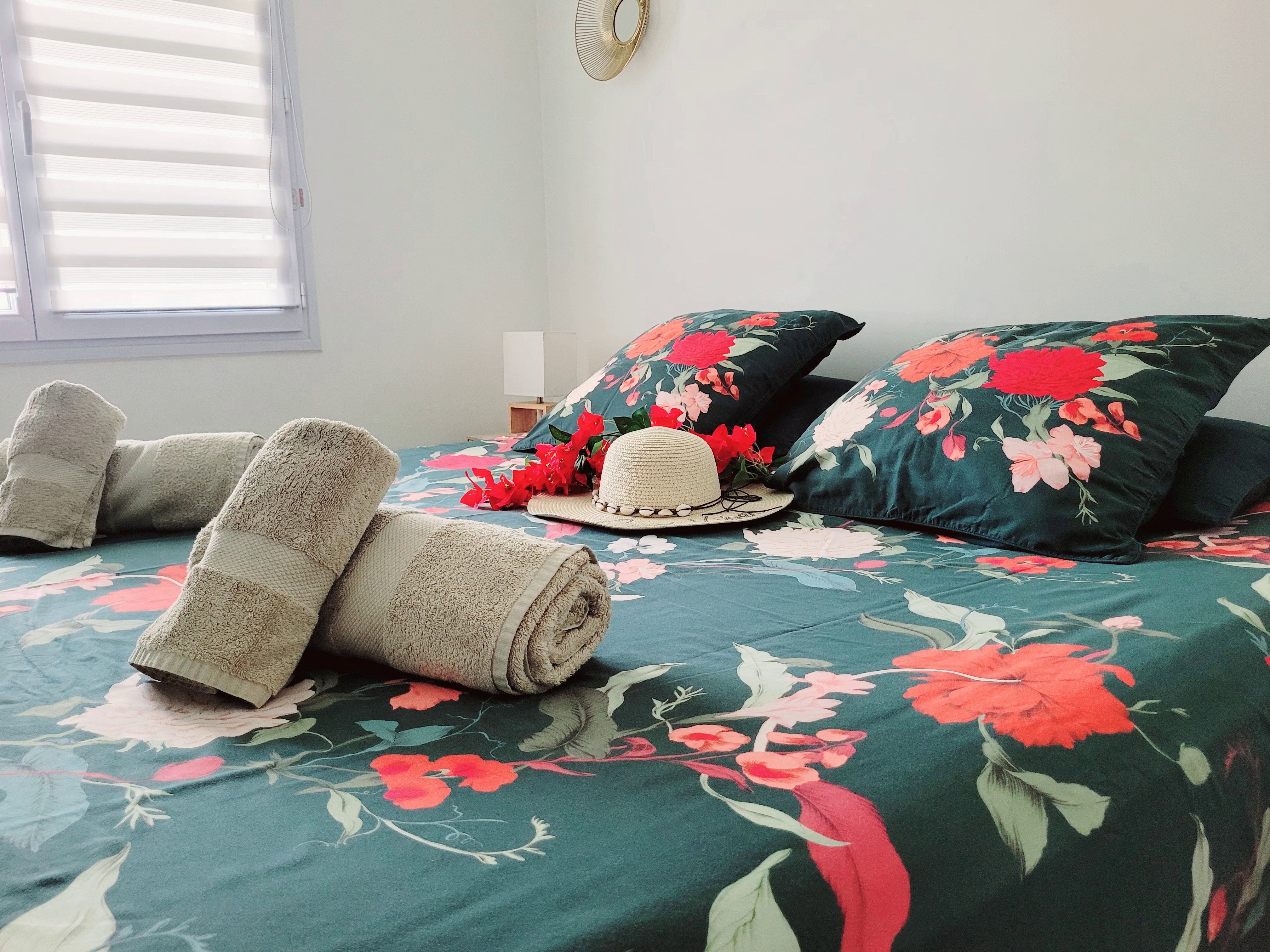 Le linge de maison est entièrement fourni pour votre séjour ! Les draps, 2 serviettes par personne ainsi que des serviettes de plage sont inclus. Voyagez léger et posez vos valises en toute tranquillité dans cette chambre tout confort.