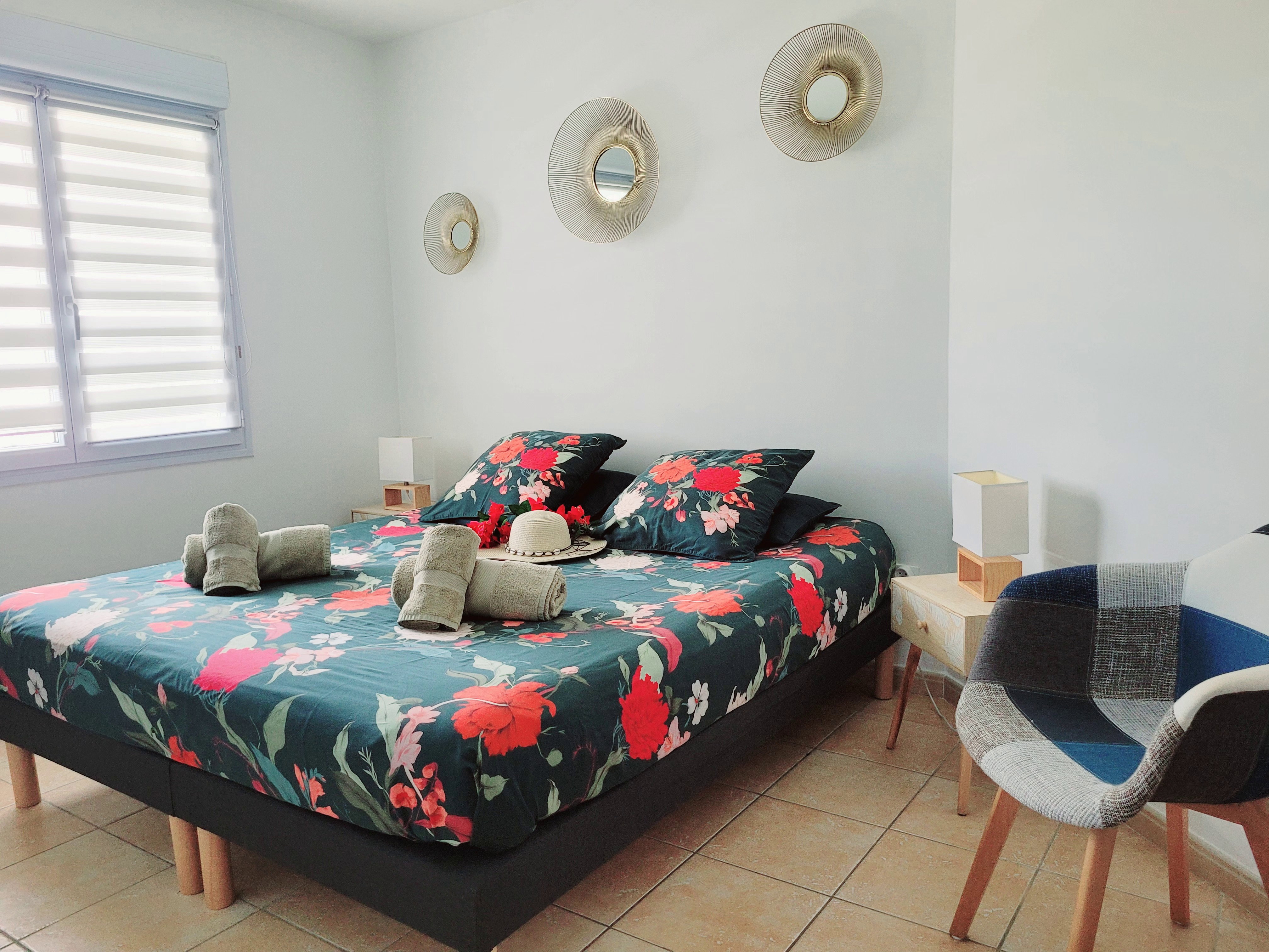 Chambre climatisée avec penderie . Modulable selon vos besoins : 2 lits de 90 cm confortables, configurables en lits séparés ou jumelés en un grand lit King Size (180 cm). On s'adapte à chaque voyageur !