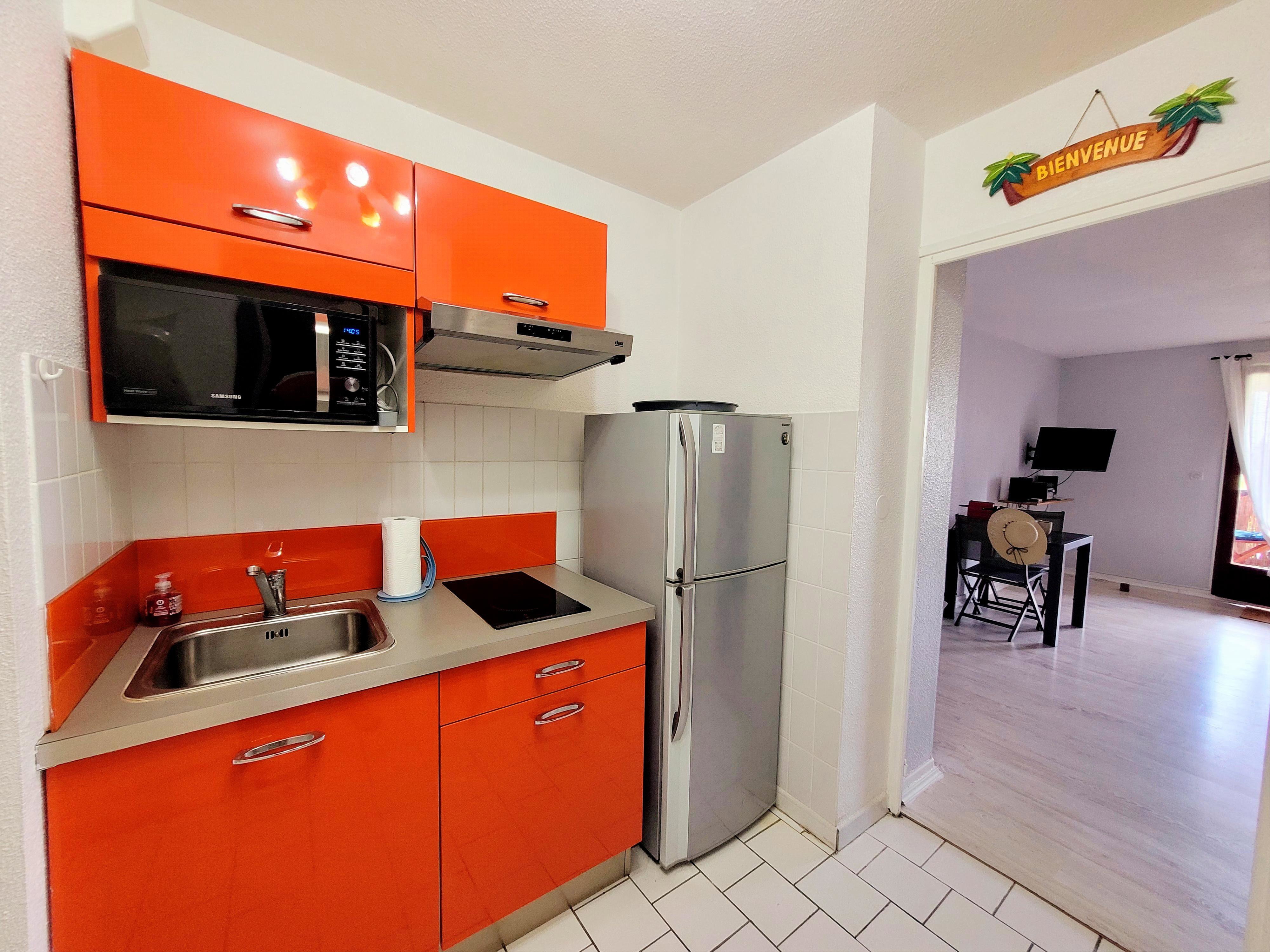 Cuisine équipée ouverte sur le salon : grand frigo, four, micro-ondes, Machine à café  NESPRESSO et bouilloire… Tout le nécessaire est là pour vous préparer de bons repas en toute autonomie pendant votre séjour.