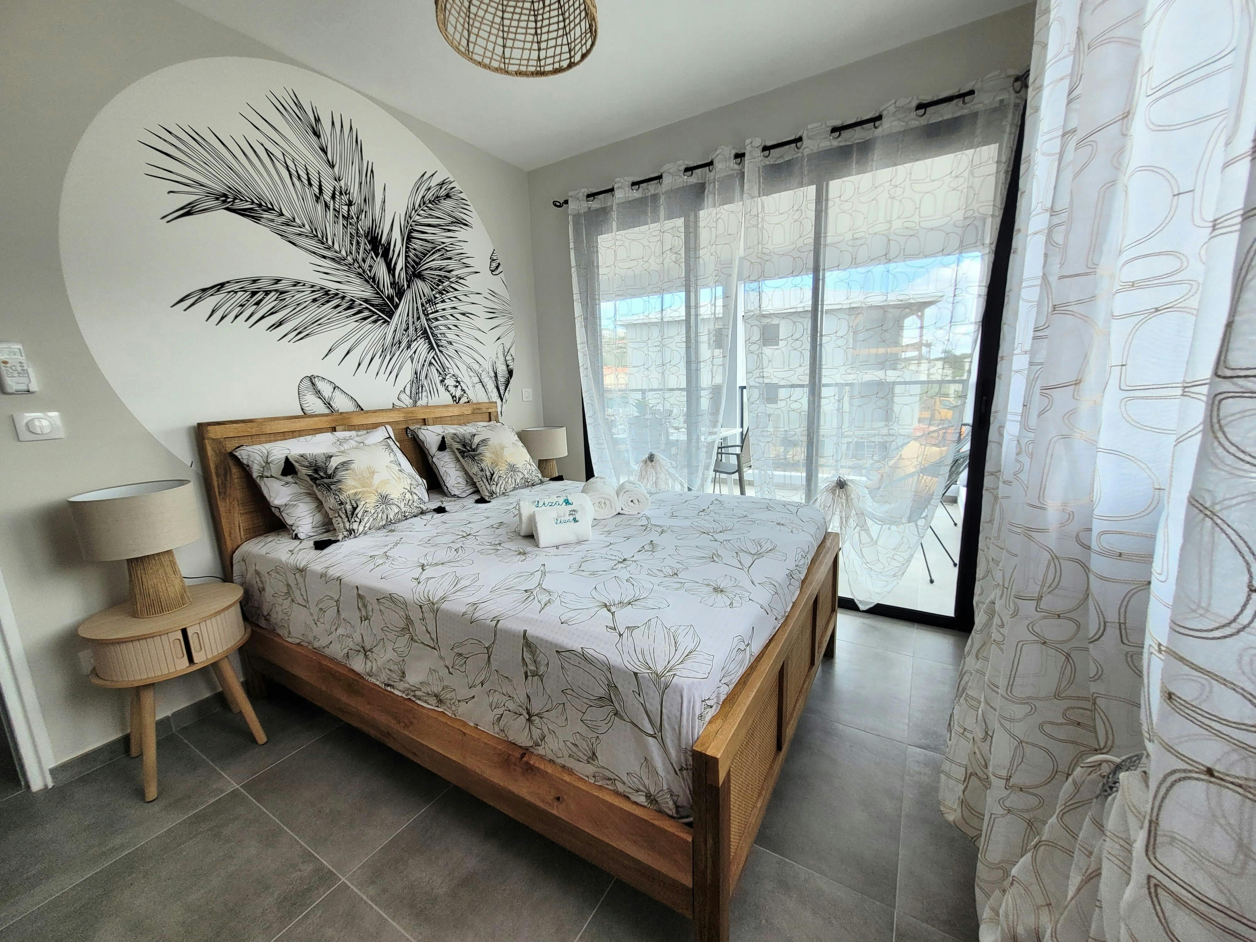 Volet et fenêtre garantissent des nuits paisibles, à l’abri des chants nocturnes typiques de la Martinique.