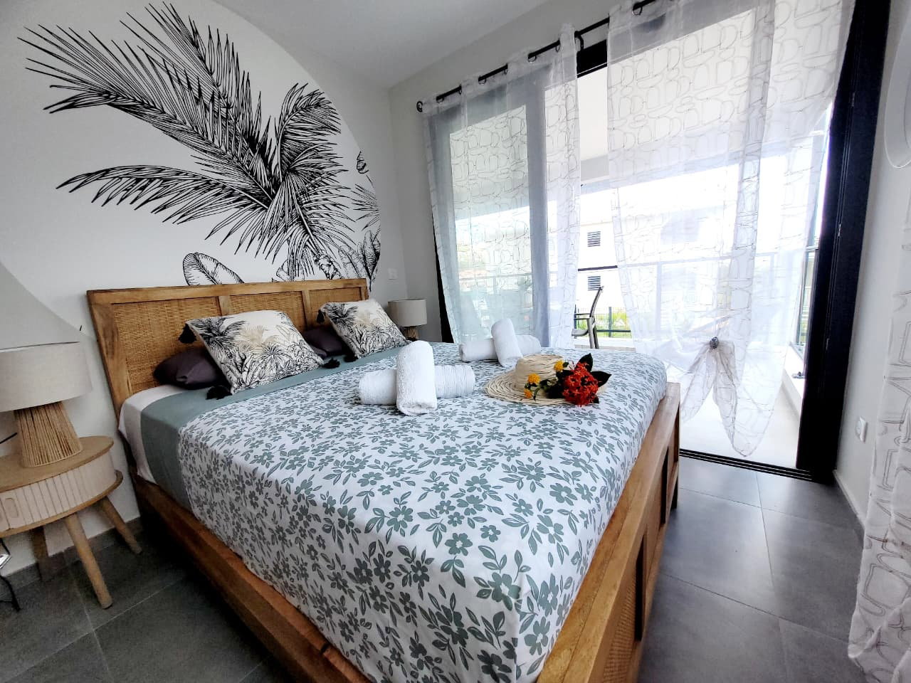 Chambre cosy avec lit 140, clim et penderie pour un confort total. Lumineuse, elle ouvre directement sur une terrasse privée. Un havre de paix idéal pour voyageurs en quête de sérénité.