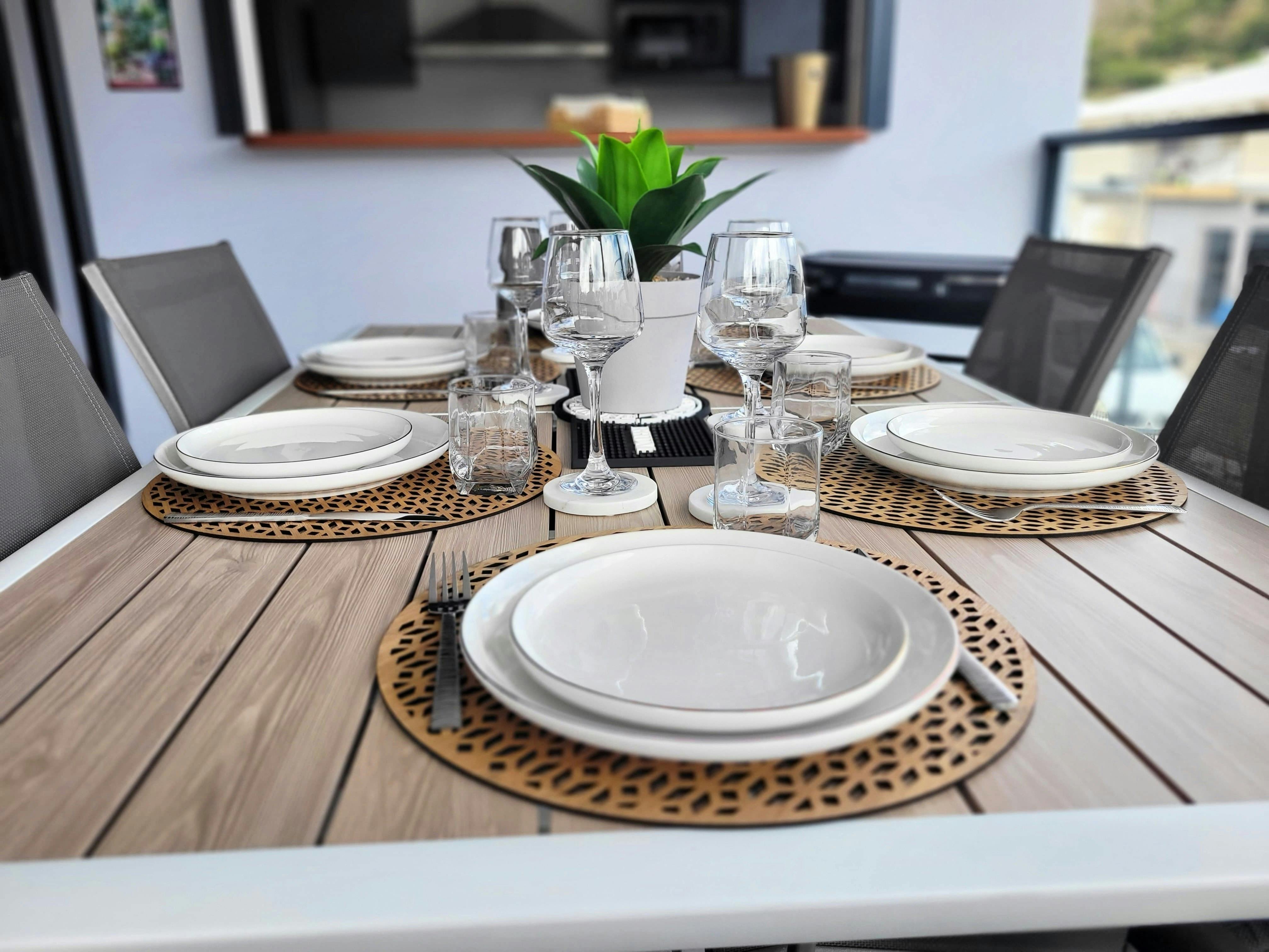 Grand balcon de 15 m² exposé nord, parfait pour en profiter à toute heure. Équipé d’un store banne, d’une plancha, de fauteuils pour se détendre et d’une table avec 6 chaises pour vos repas