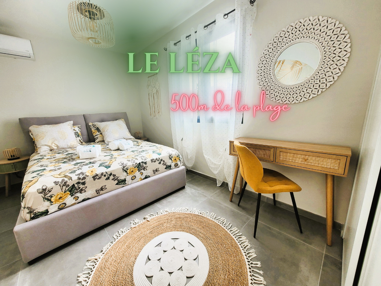 Chambre calme avec lit queen size (160x200) et literie haut de gamme. Climatisée, équipée d’un petit bureau et d’un dressing. Fenêtre avec volets pour un sommeil paisible. Idéale pour un séjour confortable et reposant.