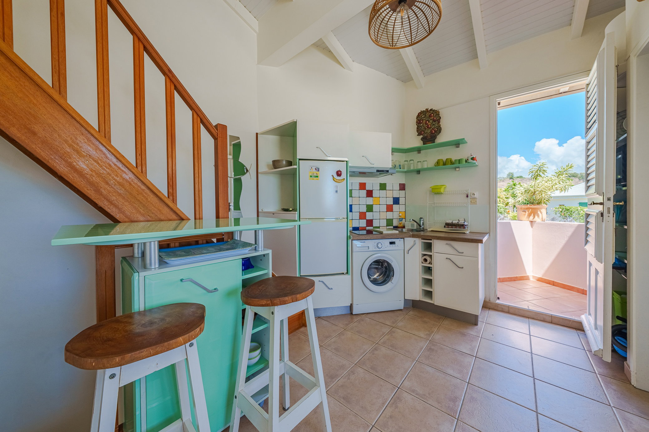 Studio lumineux et coloré avec cuisine équipée (lave-linge inclus). Profitez d'un coin repas convivial et d'un balcon ensoleillé offrant une vue dégagée.