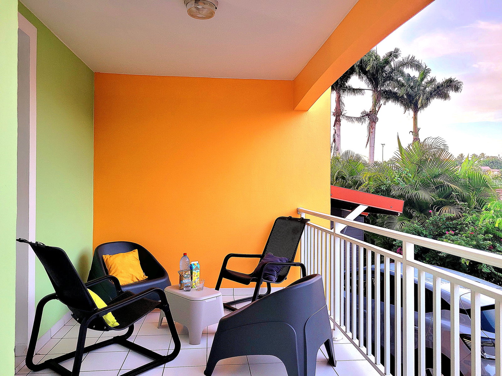 Profitez d’une terrasse spacieuse de 20 m², idéale pour se détendre, dans une rue calme. Le vrai atout de ce logement pour des moments inoubliables !