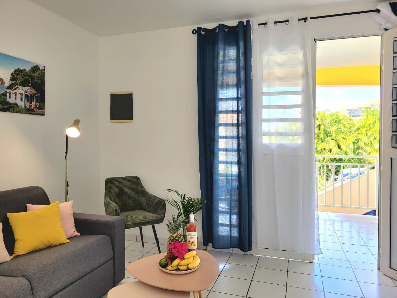 Espace moderne et aéré donnant sur la terrasse. Le ventilateur au plafond assure une fraîcheur agréable tout au long de la journée, pour un séjour tout confort.