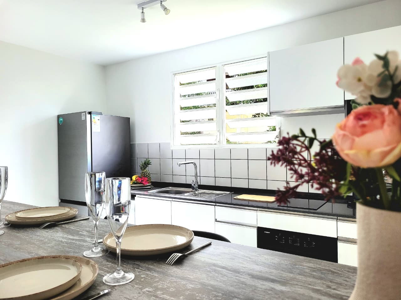 Cuisine spacieuse et baignée de lumière, ouverte sur le salon pour partager chaque moment. Fonctionnelle, accueillante et parfaite pour vos repas en famille ou entre amis.