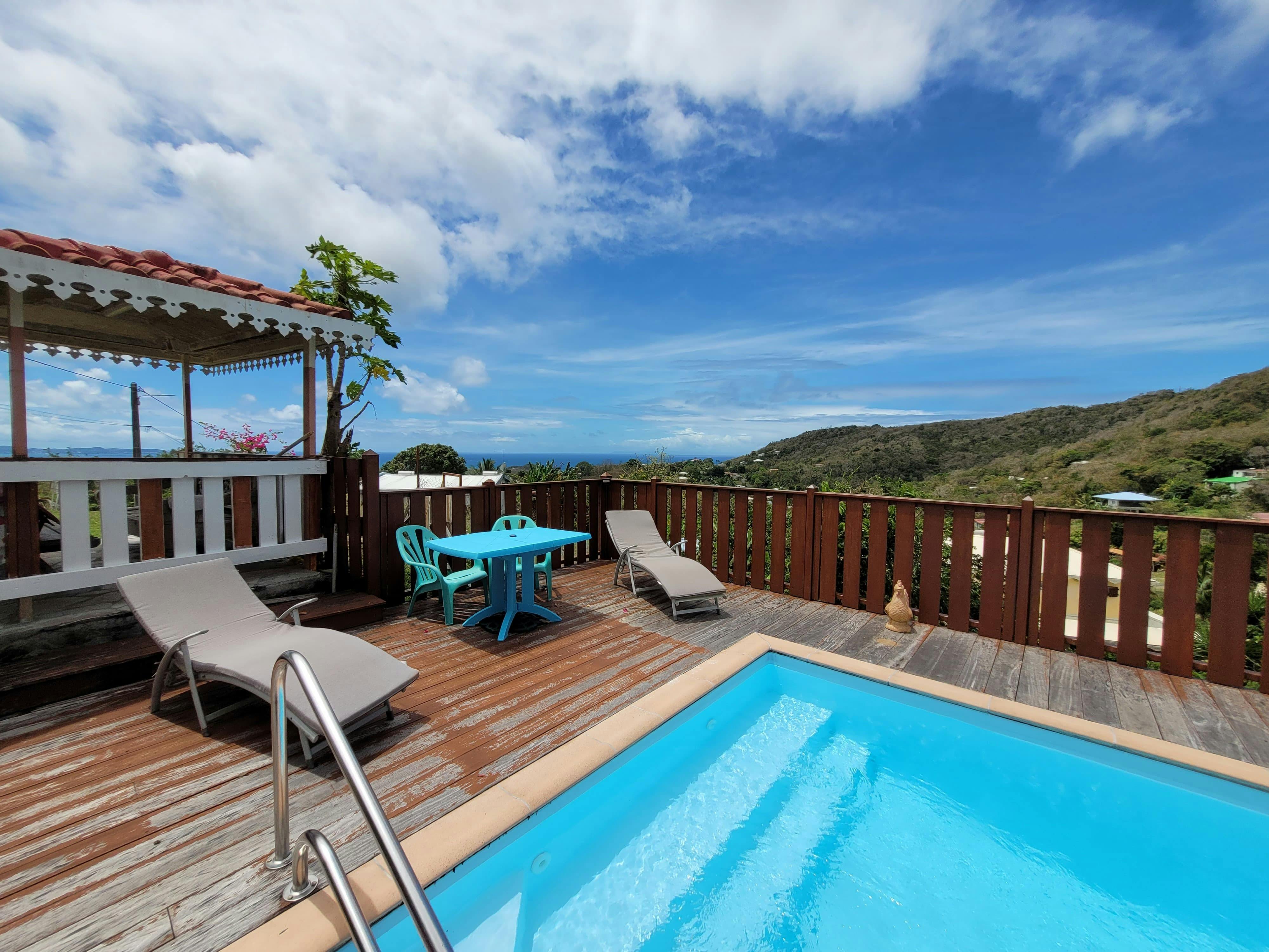 Piscine 6x4m, 1,40m de profondeur, exposée plein sud. Accès total pour les voyageurs : bains de soleil, carbet ombragé pour déjeuner en toute détente.
