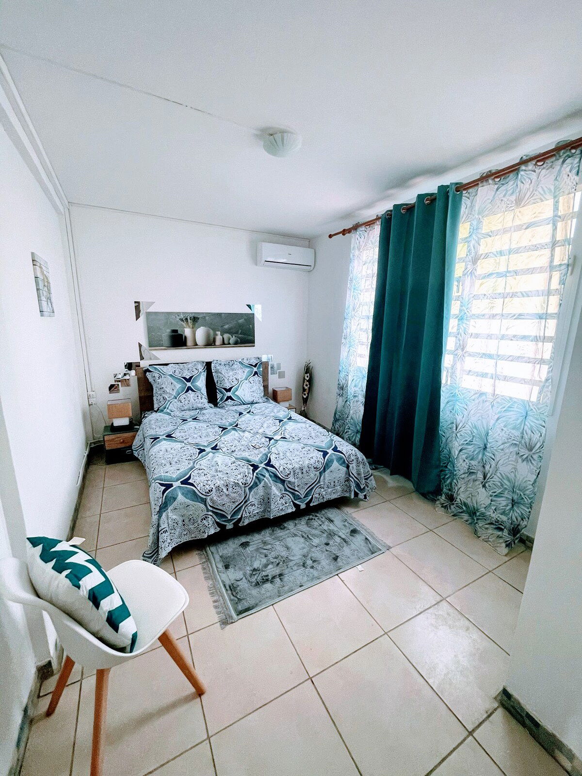 Chambre 1 : Chambre cosy avec lit 160 cm, soigneusement préparée pour votre arrivée. Espace lumineux, ambiance reposante et linge impeccable pour un confort optimal durant votre séjour.