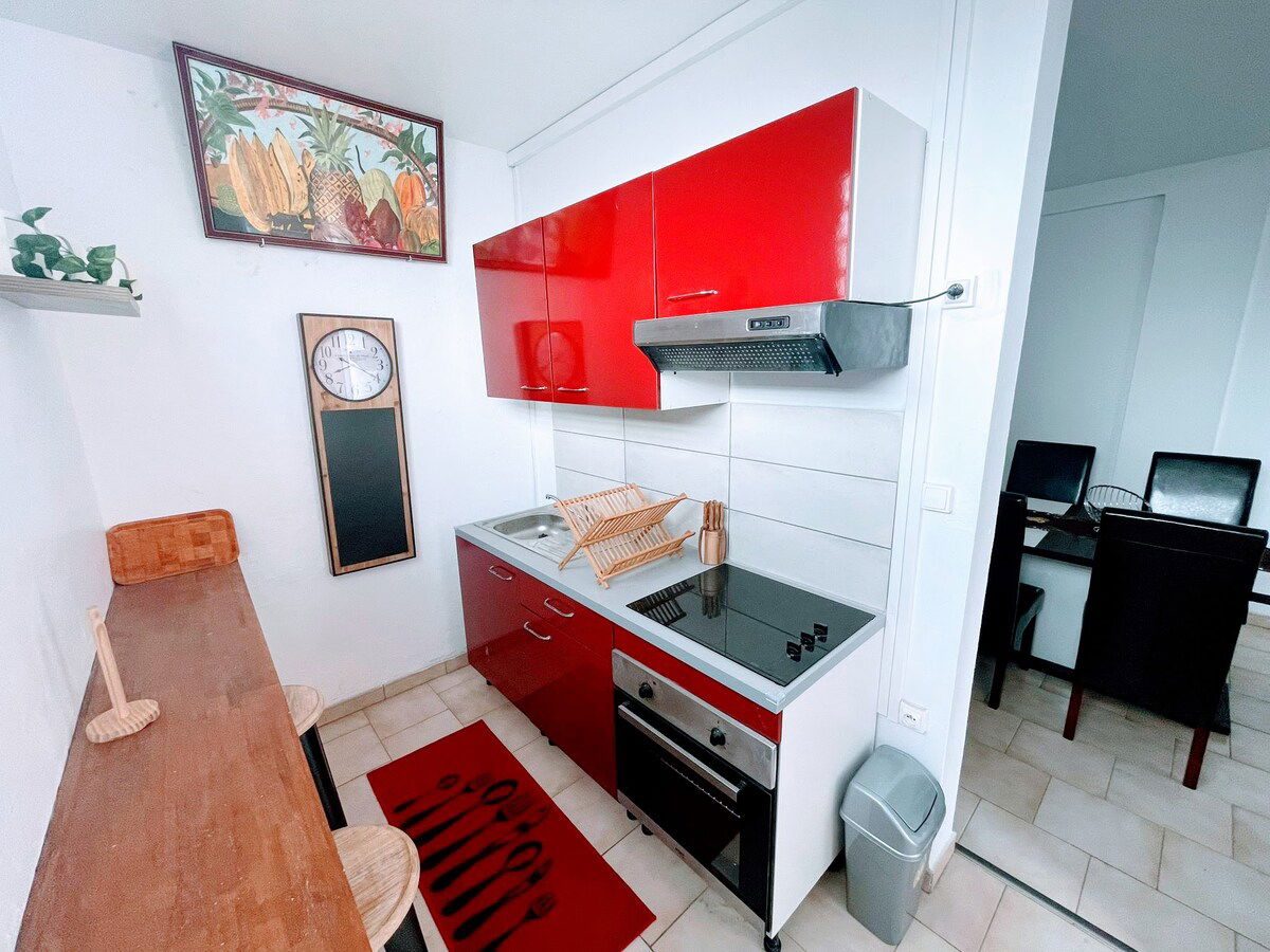 Cuisine entièrement équipée avec plaques de cuisson, four, réfrigérateur, congélateur et cafetière. Tout le nécessaire est fourni pour préparer vos repas et profiter d’un séjour confortable.