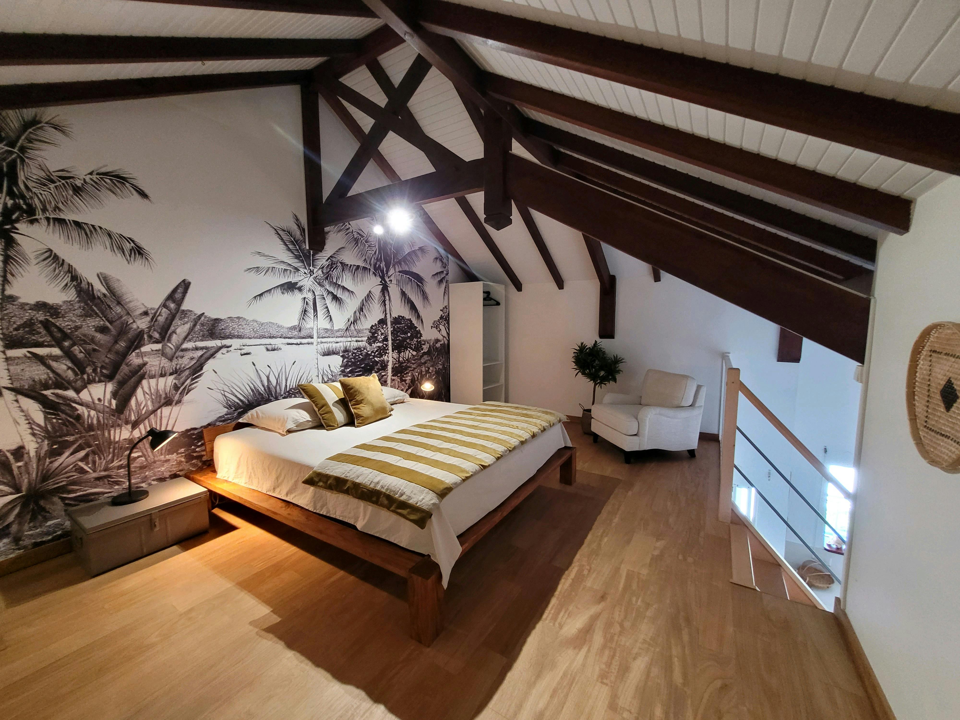Profitez d’une grande chambre mezzanine de 22m², spacieuse et climatisée, pensée pour offrir un véritable espace de détente pendant votre séjour..