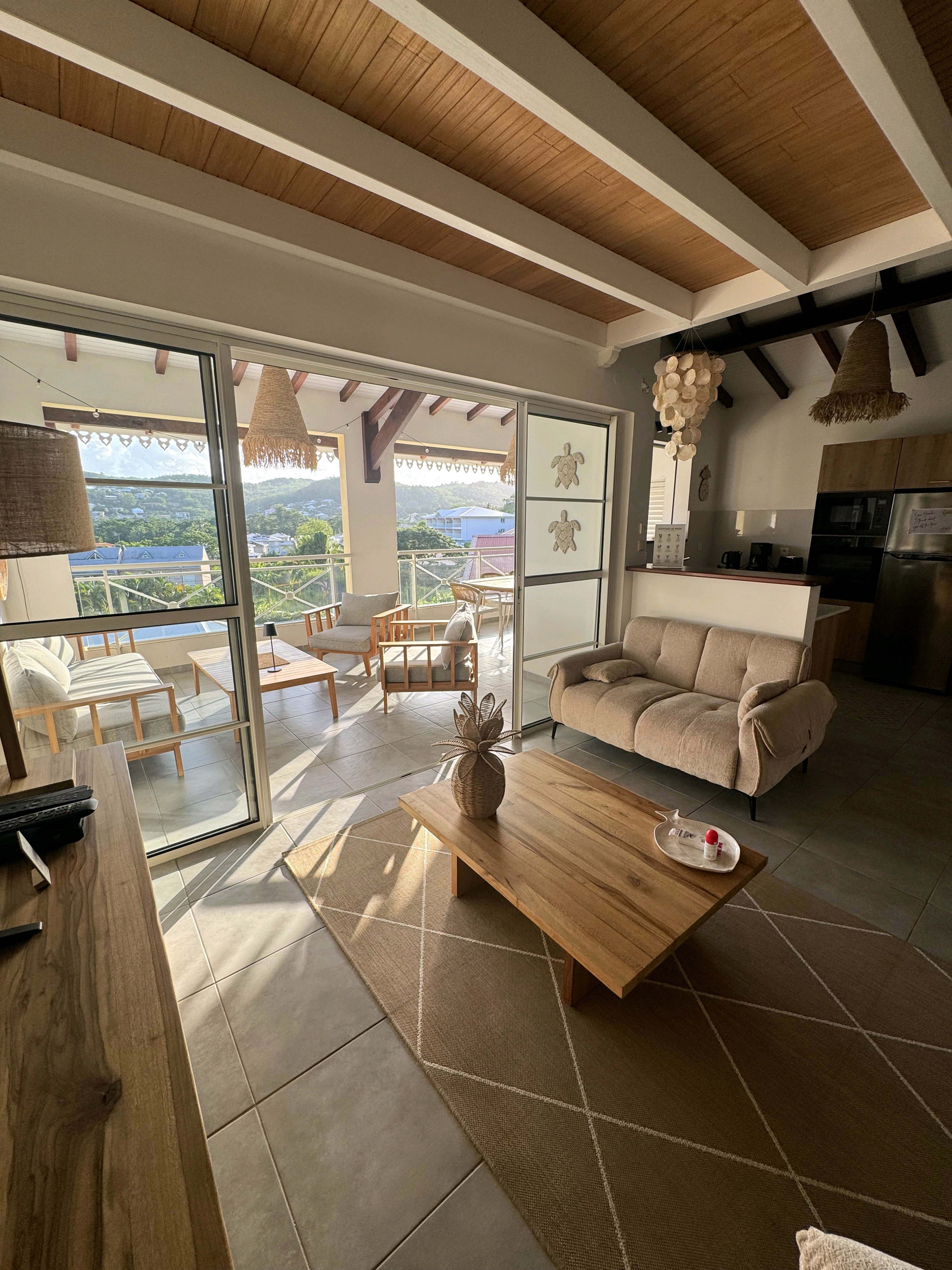 Déjeûnez / Dînez face à la splendide baie de Fort-de-France ! Profitez d’un grand balcon avec une table pour 6 personnes, idéal pour savourer vos repas tout en admirant la vue panoramique sur la mer et la ville.