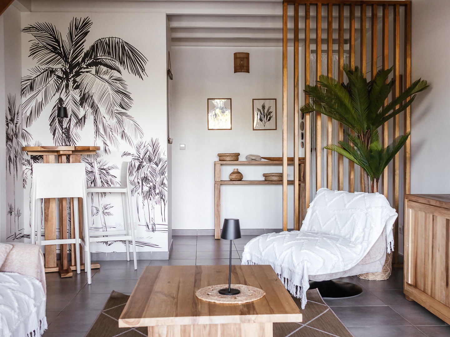 Un salon confortable et accueillant, agrémenté d’un mange-debout avec deux chaises. Parfait pour partager un moment simple et détendu.