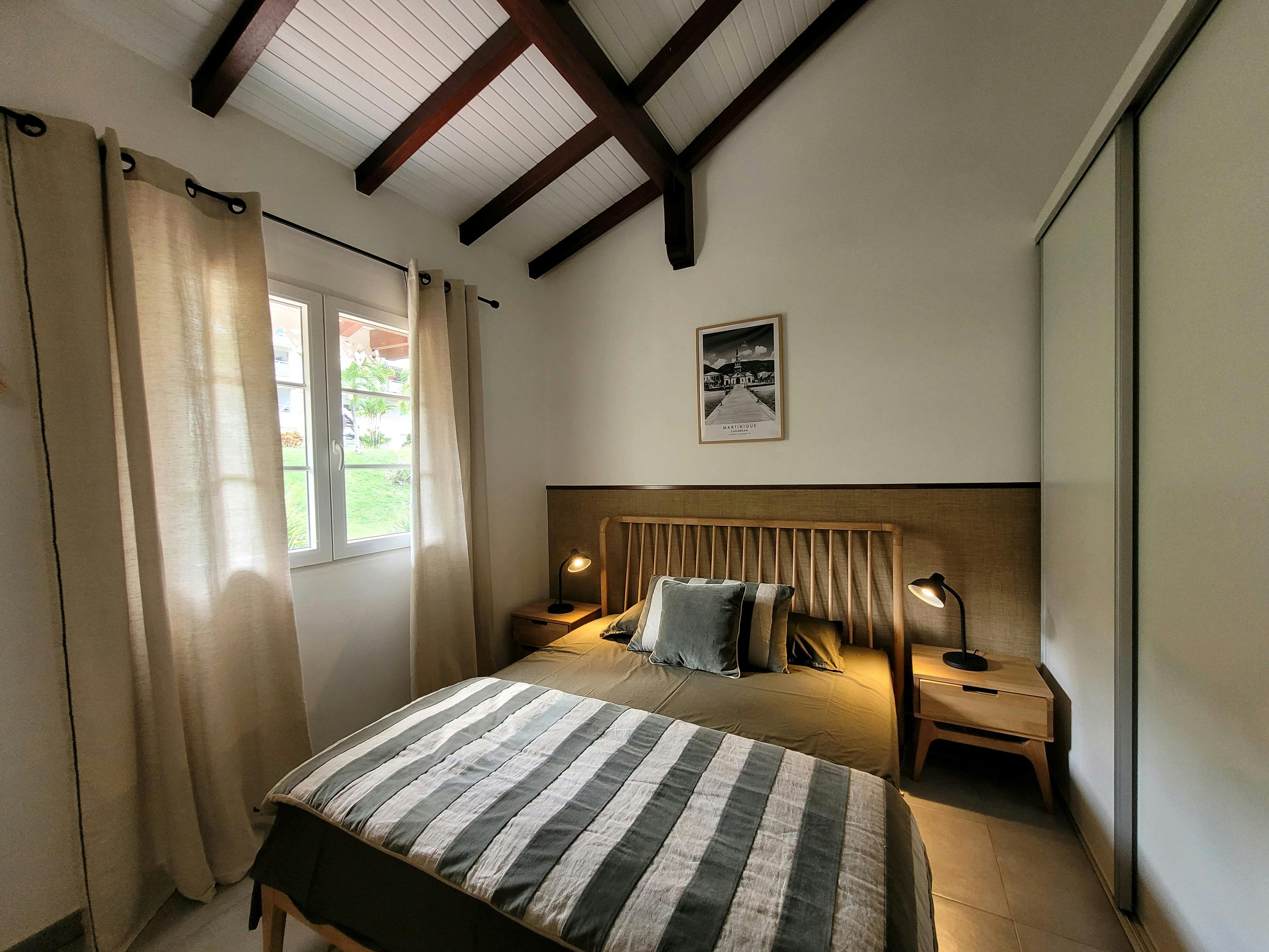 CHAMBRE 1. Tables de chevet et lampes de chevet pour créer une ambiance cosy et agréable le soir.